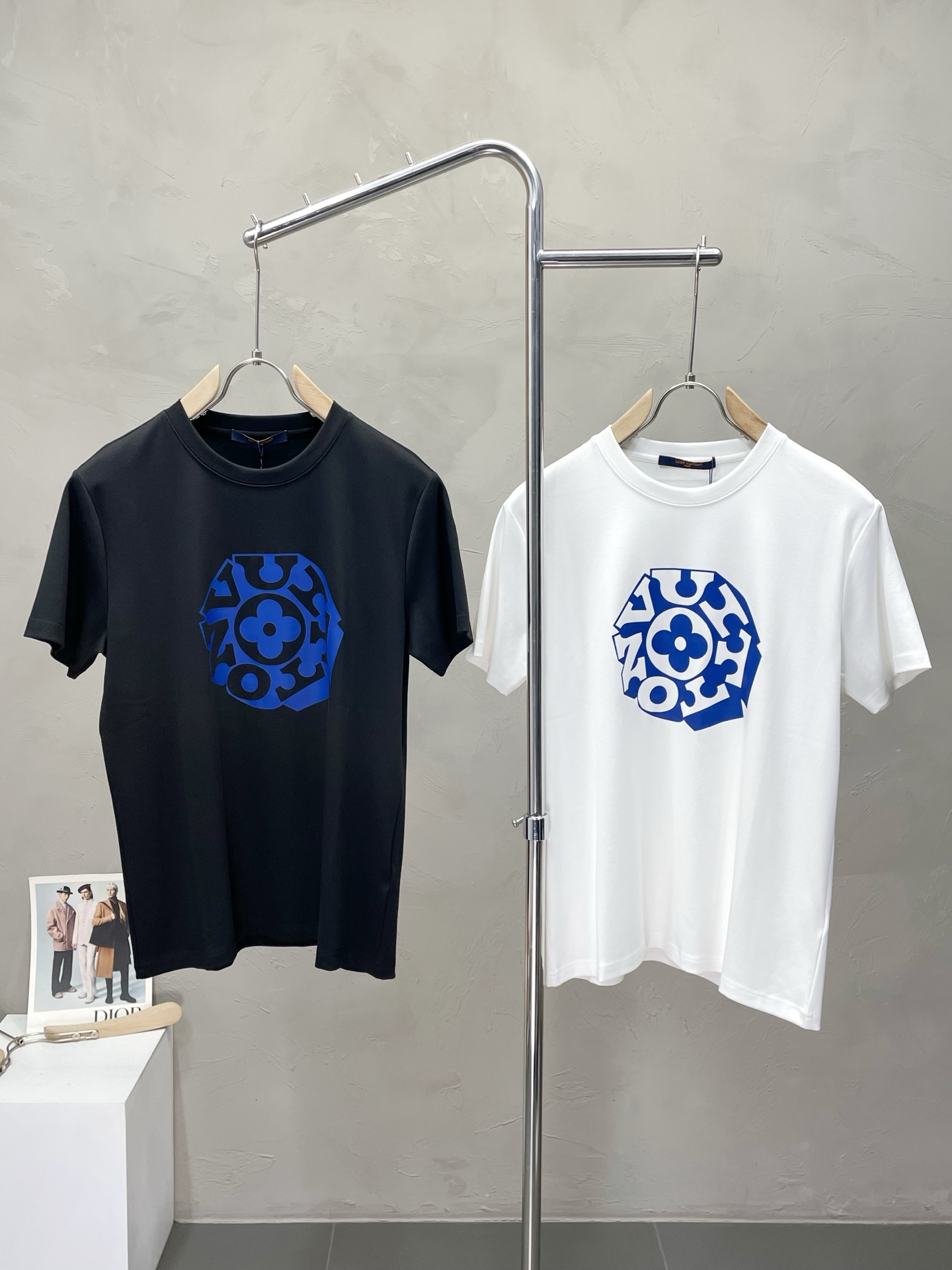 NO:537811,.Louis Vuitton exclusively offers new original single men's casual short sleeves, high-end customization, high-end version, fashionable and versatile imported fabric, super soft and delicate, skin-friendly and comfortable to wear, high-end boutique, OEM, fine-made top body, very good, men's essential items, three standards, complete code M-3XL,,louis vuitton,louis vuitton,T-shirt,alexander wang19860909.Louis Vuitton路易威登独家专供新款原单男士休闲短袖 高端定制 高端版本 时尚百搭爆款进口面料 手感超柔软细腻 穿着亲肤舒适 高端精品 代工厂精细做上身非常赞 男士必备单品 三标齐全 码数M-3XL,,louis vuitton,louis vuitton,T-shirt,alexander wang,Men's clothing