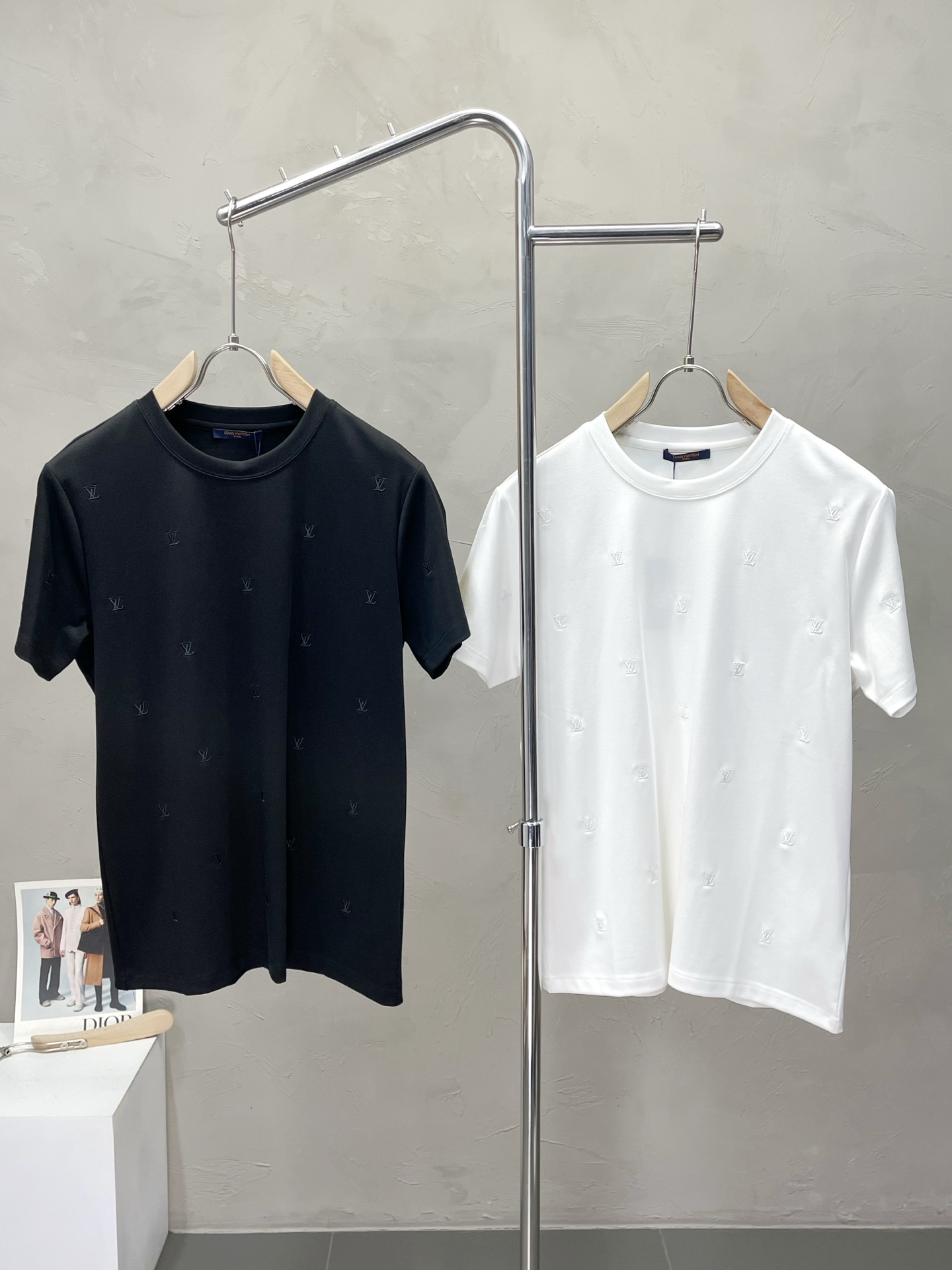 NO:537814,.Dior exclusively offers new original single men's casual short sleeves, high-end customization, high-end version, fashionable and versatile imported fabric, super soft and delicate, skin-friendly and comfortable to wear, high-end boutique, OEM, fine production, very good for the top body, men's essential items, three standards, M-3XL,,dior,dior,T-shirt,alexander wang19860909.Dior迪奥独家专供新款原单男士休闲短袖 高端定制 高端版本 时尚百搭爆款进口面料 手感超柔软细腻 穿着亲肤舒适 高端精品 代工厂精细做上身非常赞 男士必备单品 三标齐全 码数M-3XL,,dior,dior,T-shirt,alexander wang,Men's clothing