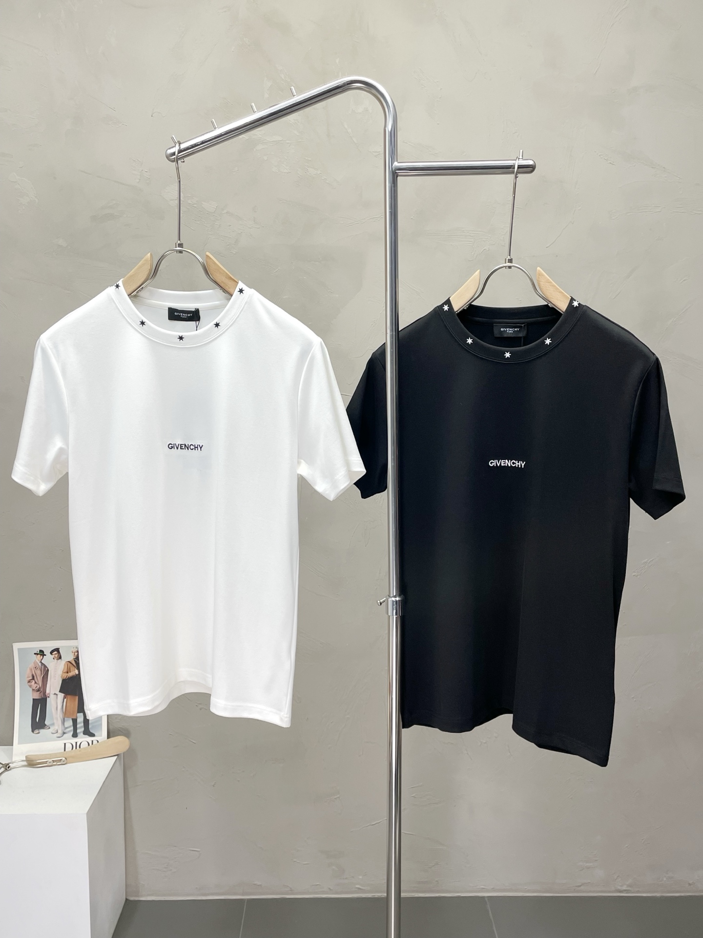 NO:537161,.Givenchy Givenchy exclusively offers new original single men's casual short sleeves, high-end customization, high-end version, fashionable and versatile imported fabric, super soft and delicate, skin-friendly and comfortable to wear, high-end boutique, OEM, fine-made top body, very good, men's essential items, three standards, code M-3XL,, given, given, given, T-shirt, alexander wang19860909.Givenchy纪梵希独家专供新款原单男士休闲短袖 高端定制 高端版本 时尚百搭爆款进口面料 手感超柔软细腻 穿着亲肤舒适 高端精品 代工厂精细做上身非常赞 男士必备单品 三标齐全 码数M-3XL,,givenchy,givenchy,T-shirt,alexander wang,Men's clothing