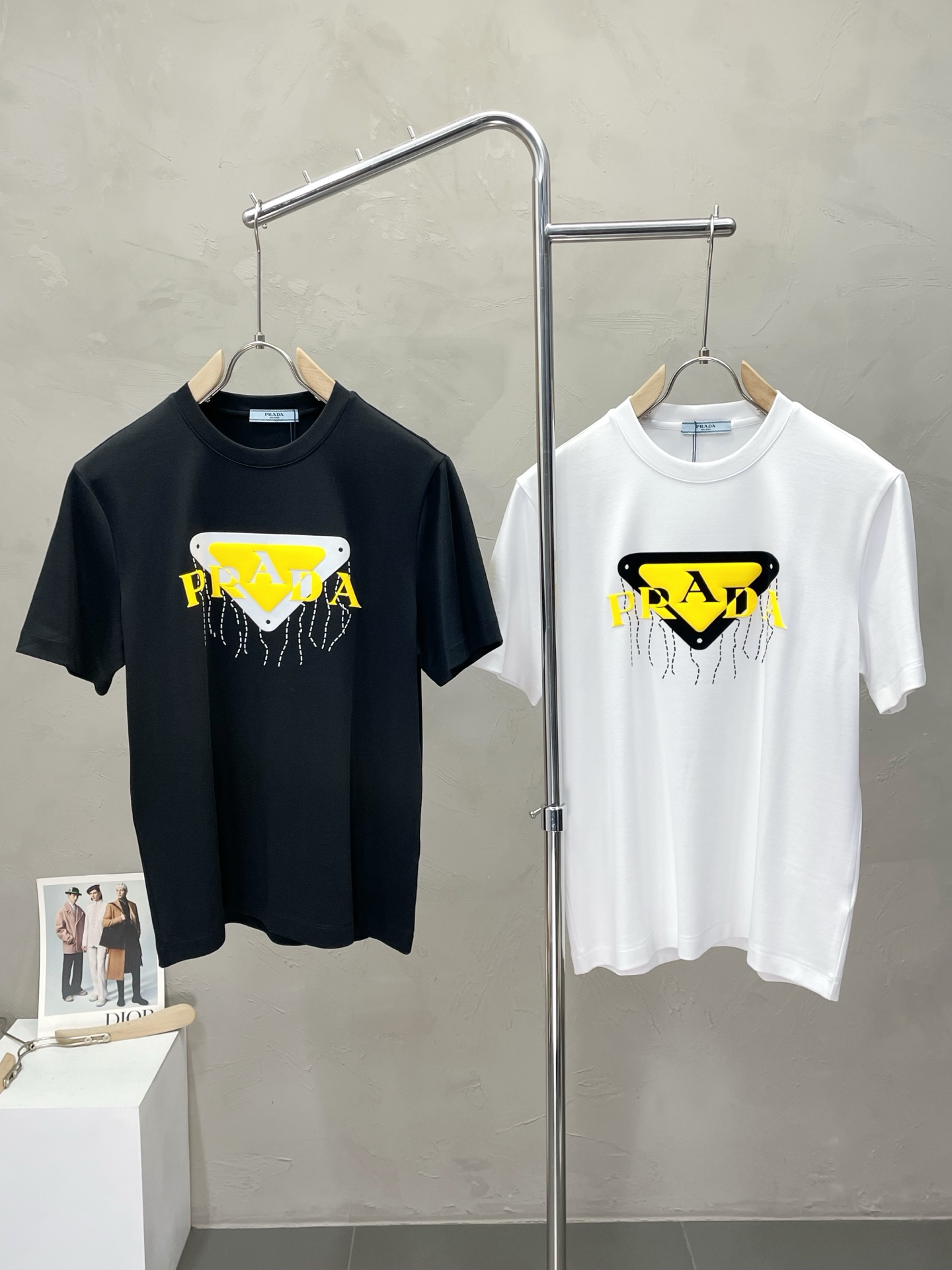 NO:571401,.Prada exclusively supplies new original men's casual short-sleeves. High-end customization. High-end version. Fashionable and versatile imported fabrics. Super soft and delicate feel. Skin-friendly and comfortable to wear. High-end boutique. The upper body is finely made by the factory. It is a must-have item for men. Three standards are complete. Size M-4XL, prada, prada, T-shirt, alexander wang19860909.Prada普拉达独家专供新款原单男士休闲短袖 高端定制 高端版本 时尚百搭爆款进口面料 手感超柔软细腻 穿着亲肤舒适 高端精品 代工厂精细做上身非常赞 男士必备单品 三标齐全 码数M-4XL,,prada,prada,T-shirt,alexander wang,Men's clothing