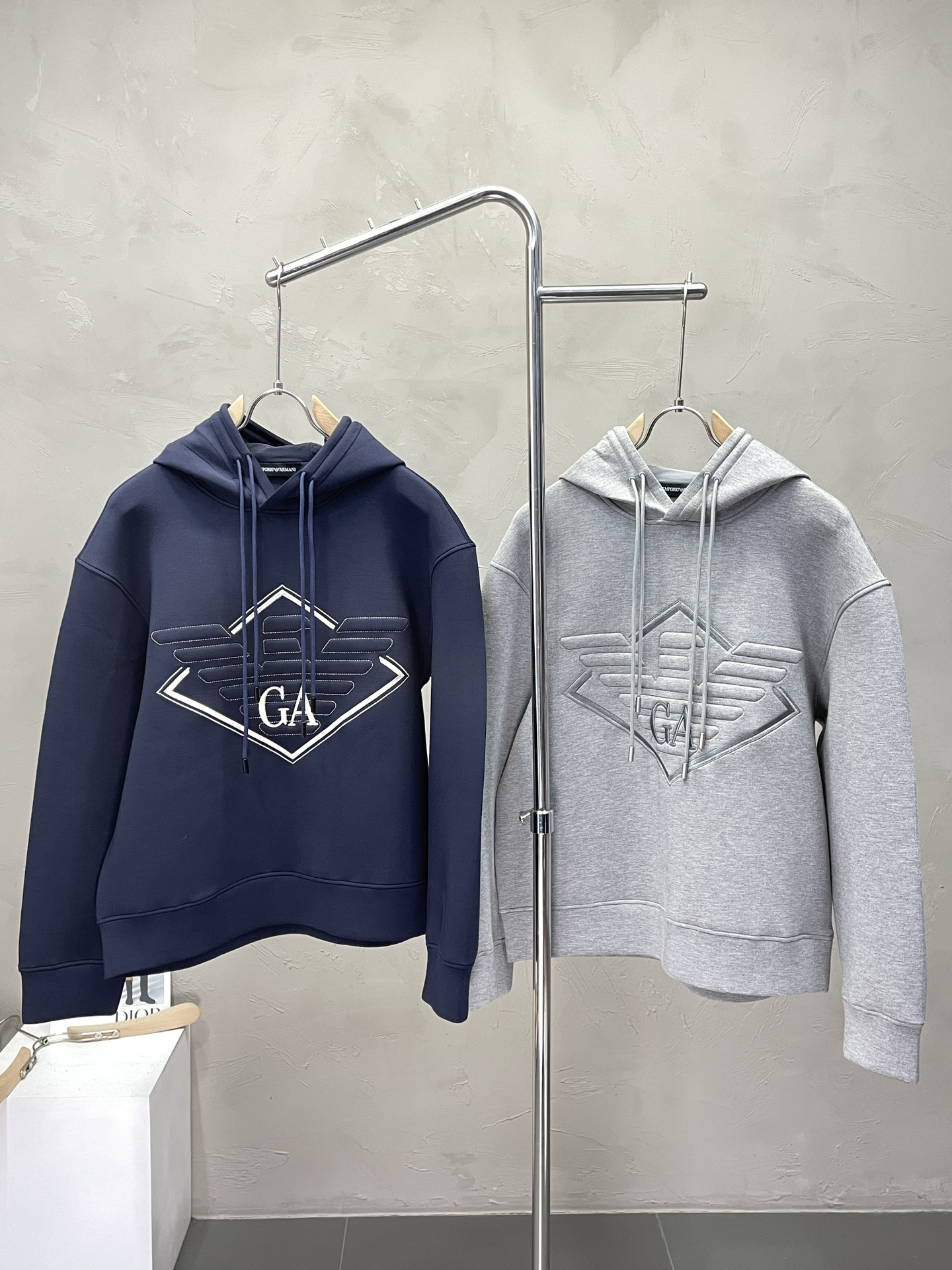 NO:572316,.ARMANI Armani exclusively supplies new original men's casual hooded sweatshirts. High-end customization. High version. Fashionable and versatile original imported fabrics. Logo pattern design. Super soft and delicate feel. Skin-friendly and comfortable to wear. High-end boutique. The upper body is finely made by the factory. It is a must-have item for men. Three complete standards. Sizes M-3XL, armani, armani, hoodie, sweatshirts, hats, alexander wang19860909.ARMANI阿玛尼独家专供新款原单男士休闲连帽卫衣 高端定制 高版本 时尚百搭爆款原版进口面料 logo图案设计 手感超柔软细腻 穿着亲肤舒适 高端精品 代工厂精细做上身非常赞 男士必备单品 三标齐全 尺码M-3XL,,armani,armani,hoodie,sweatshirts,hats,alexander wang,Men's clothing