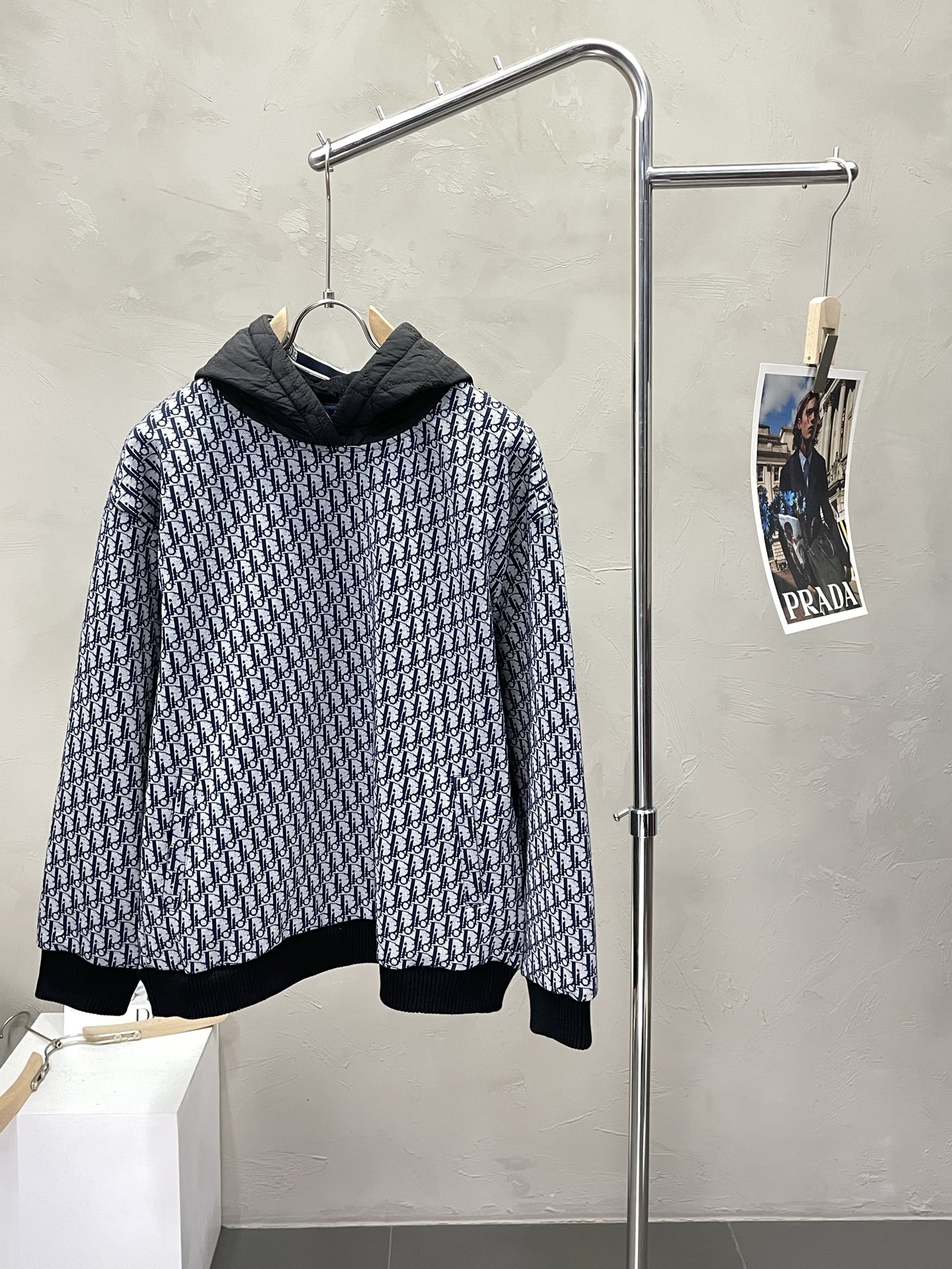 NO:572314,.Dior Dior exclusively provides new original men's casual hooded sweatshirts. High-end customization. High version. Fashionable and versatile original imported fabrics. Logo pattern design. Super soft and delicate feel. Skin-friendly and comfortable to wear. High-end boutique. The upper body is finely made by the factory. It is a must-have item for men. Three standards are complete. Sizes M-3XL, dior, dior, hoodie, sweatshirts, hats, alexander wang19860909.Dior迪奥独家专供新款原单男士休闲连帽卫衣 高端定制 高版本 时尚百搭爆款原版进口面料 logo图案设计 手感超柔软细腻 穿着亲肤舒适 高端精品 代工厂精细做上身非常赞 男士必备单品 三标齐全 尺码M-3XL,,dior,dior,hoodie,sweatshirts,hats,alexander wang,Men's clothing