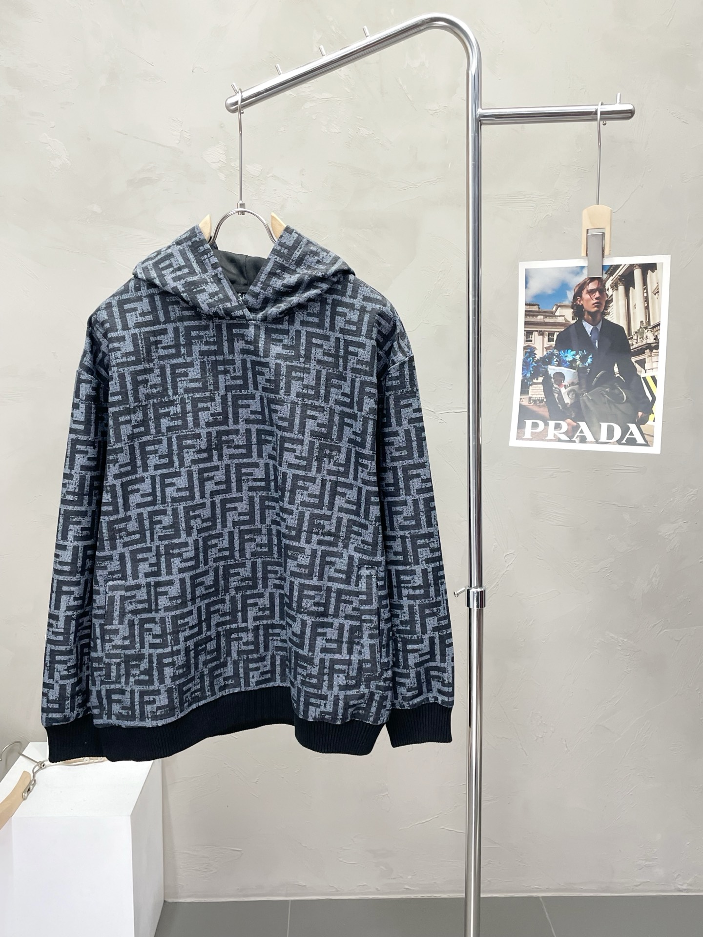 NO:572318,.FENDI Fendi exclusively provides new original men's casual hooded sweatshirts. High-end customization. High version. Fashionable and versatile. Original imported fabric logo pattern design. Super soft and delicate feel. Skin-friendly and comfortable to wear. High-end boutique. The upper body is finely made by the factory. It is a must-have item for men. Three complete standards. Sizes M-3XL,,fendi,fendi,hoodie,sweatshirts,hats,alexander wang19860909.FENDI芬迪独家专供新款原单男士休闲连帽卫衣 高端定制 高版本 时尚百搭爆款原版进口面料 logo图案设计 手感超柔软细腻 穿着亲肤舒适 高端精品 代工厂精细做上身非常赞 男士必备单品 三标齐全 尺码M-3XL,,fendi,fendi,hoodie,sweatshirts,hats,alexander wang,Men's clothing