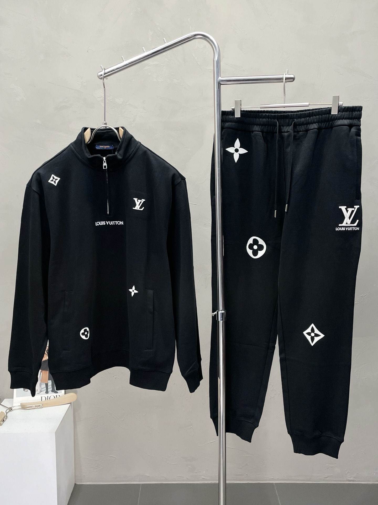 NO:572328,Tops and trousers. Louis Vuitton exclusively offers the same sports suits in new counters, full of high-end feel!  The details are exquisite and high-end, and the workmanship is impeccable!  The imported fabric is three-dimensional and exquisite. The original high-end double-sided jersey fabric is very high-end!  Original zipper!  The fabric is stiff, wrinkle-resistant and wear-resistant, moisture-absorbent, quick-drying and breathable, neat and stylish. Size XS-L, Louis Vuitton, Louis Vuitton, Alexander Wang19860909上衣、裤子.Louis Vuitton路易威登独家专供新款专柜同款运动套装,高级感满满！细节精致高档,做工无可挑剔！进口面料 立体精致细腻.原版高端双面平纹针织面料很显高级！原版拉链！面料挺括抗皱耐磨,吸湿速干透气,利落有型.码数XS-L,,louis vuitton,louis vuitton,alexander wang,Men's clothing