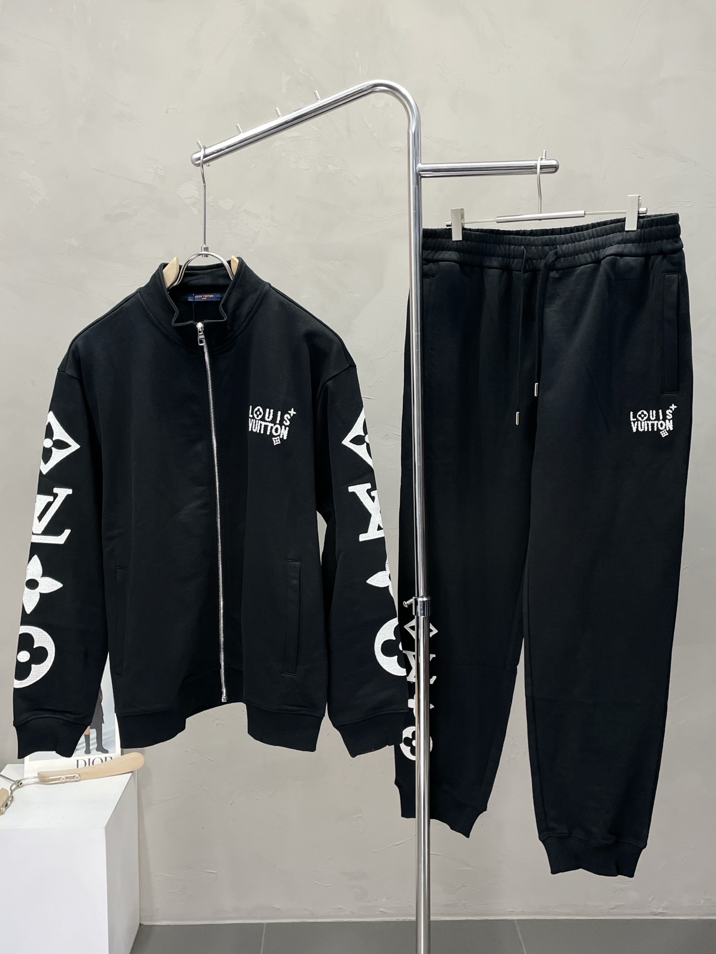 NO:572324,Tops and trousers. Louis Vuitton exclusively offers the same sports suits in new counters, full of high-end feel!  The details are exquisite and high-end, and the workmanship is impeccable!  The imported fabric is three-dimensional and exquisite. The original high-end double-sided jersey fabric is very high-end!  Original zipper!  The fabric is stiff, wrinkle-resistant and wear-resistant, moisture-absorbent, quick-drying and breathable, neat and stylish. Size XS-L, Louis Vuitton, Louis Vuitton, Alexander Wang19860909上衣、裤子.Louis Vuitton路易威登独家专供新款专柜同款运动套装,高级感满满！细节精致高档,做工无可挑剔！进口面料 立体精致细腻.原版高端双面平纹针织面料很显高级！原版拉链！面料挺括抗皱耐磨,吸湿速干透气,利落有型.码数XS-L,,louis vuitton,louis vuitton,alexander wang,Men's clothing