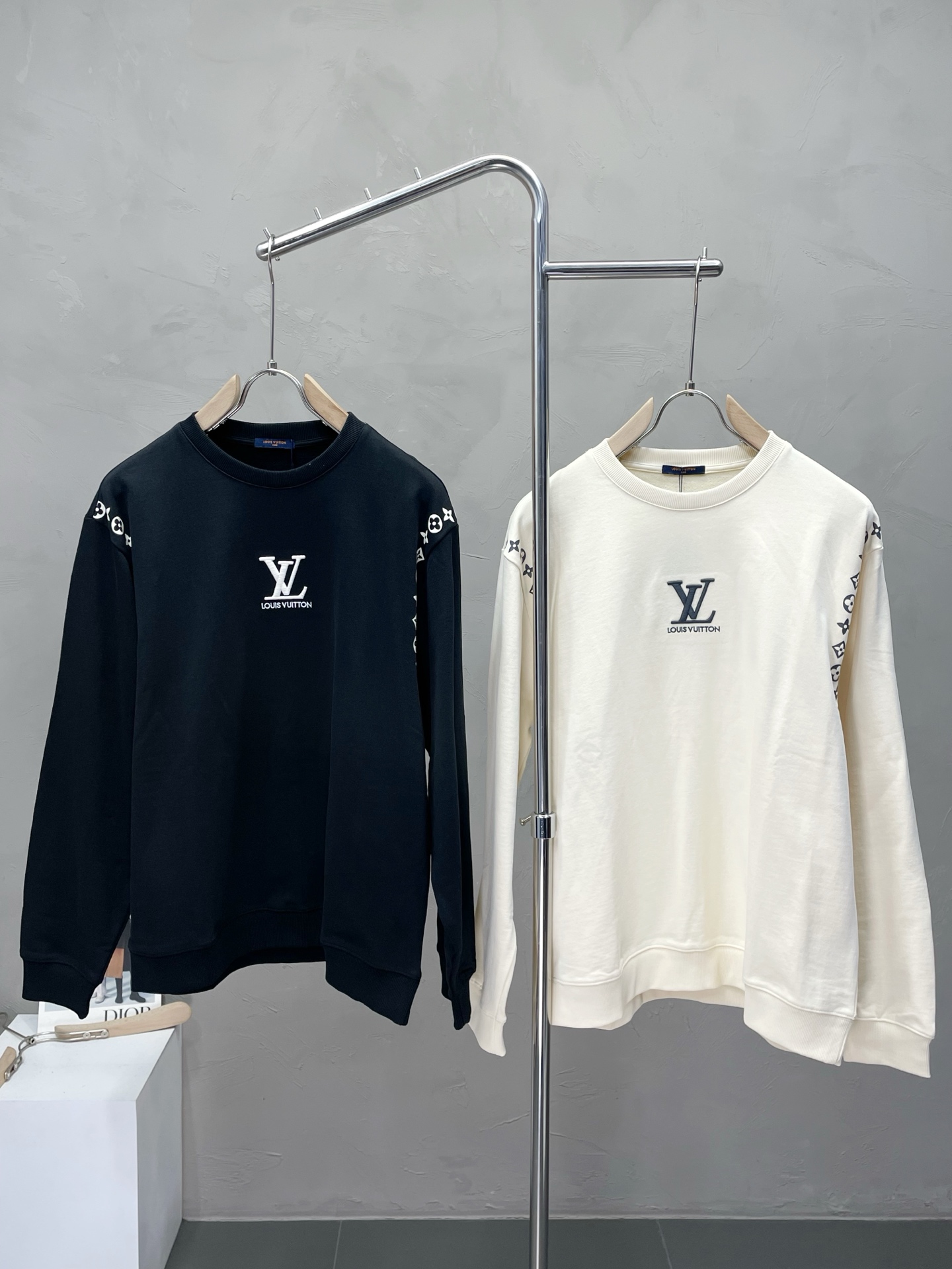 NO:572309,.Louis Vuitton exclusively provides the latest fashionable sweatshirts, jackets with classic design and great looks. The quality is impeccable and quality control allows you to buy it directly. It is a high-end product that cannot be faulted! You can feel its powerful aura through the detailed pictures. It has a remarkable effect of gathering heat and keeping warm, so you don’t have to worry about getting a little chilly! Both fashionable and functional, the whole style looks more luxurious! Size XS-L,,louis vuitton,louis vuitton,hoodie,sweatshirts,jackets & coats,alexander wang19860909.Louis Vuitton路易威登独家专供最新时尚卫衣,经典设计感与颜值爆棚的外套,品质更是无法挑剔品控可以直接入手,不容过错的高端臻品！通过细节图片便可感受到它强悍的气场,聚温保暖效果显著,完全不用担心会有一点寒意！时尚与功能性兼备,整款显得更加的奢华大气！ 尺码XS-L,,louis vuitton,louis vuitton,hoodie,sweatshirts,jackets & coats,alexander wang,Men's clothing