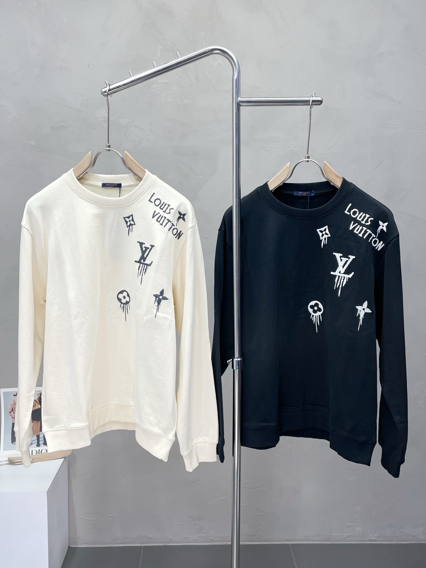 NO:572313,.Louis Vuitton exclusively provides the latest fashionable sweatshirts, jackets with classic design and great looks. The quality is impeccable and quality control allows you to buy it directly. It is a high-end product that cannot be faulted! You can feel its powerful aura through the detailed pictures. It has a remarkable effect of gathering heat and keeping warm, so you don’t have to worry about getting a little chilly! Both fashionable and functional, the whole style looks more luxurious! Size XS-L,,louis vuitton,louis vuitton,hoodie,sweatshirts,jackets & coats,alexander wang19860909.Louis Vuitton路易威登独家专供最新时尚卫衣,经典设计感与颜值爆棚的外套,品质更是无法挑剔品控可以直接入手,不容过错的高端臻品！通过细节图片便可感受到它强悍的气场,聚温保暖效果显著,完全不用担心会有一点寒意！时尚与功能性兼备,整款显得更加的奢华大气！ 尺码XS-L,,louis vuitton,louis vuitton,hoodie,sweatshirts,jackets & coats,alexander wang,Men's clothing