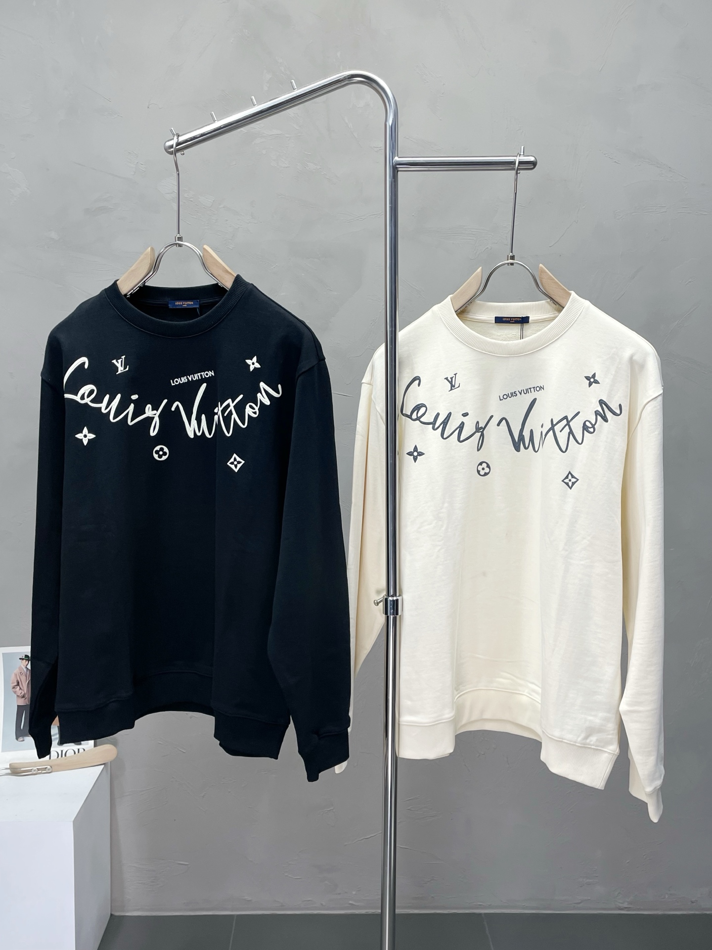 NO:572317,.Louis Vuitton exclusively provides the latest fashionable sweatshirts, jackets with classic design and great looks. The quality is impeccable and quality control allows you to buy it directly. It is a high-end product that cannot be faulted! You can feel its powerful aura through the detailed pictures. It has a remarkable effect of gathering heat and keeping warm, so you don’t have to worry about getting a little chilly! Both fashionable and functional, the whole style looks more luxurious! Size XS-L,,louis vuitton,louis vuitton,hoodie,sweatshirts,jackets & coats,alexander wang19860909.Louis Vuitton路易威登独家专供最新时尚卫衣,经典设计感与颜值爆棚的外套,品质更是无法挑剔品控可以直接入手,不容过错的高端臻品！通过细节图片便可感受到它强悍的气场,聚温保暖效果显著,完全不用担心会有一点寒意！时尚与功能性兼备,整款显得更加的奢华大气！ 尺码XS-L,,louis vuitton,louis vuitton,hoodie,sweatshirts,jackets & coats,alexander wang,Men's clothing