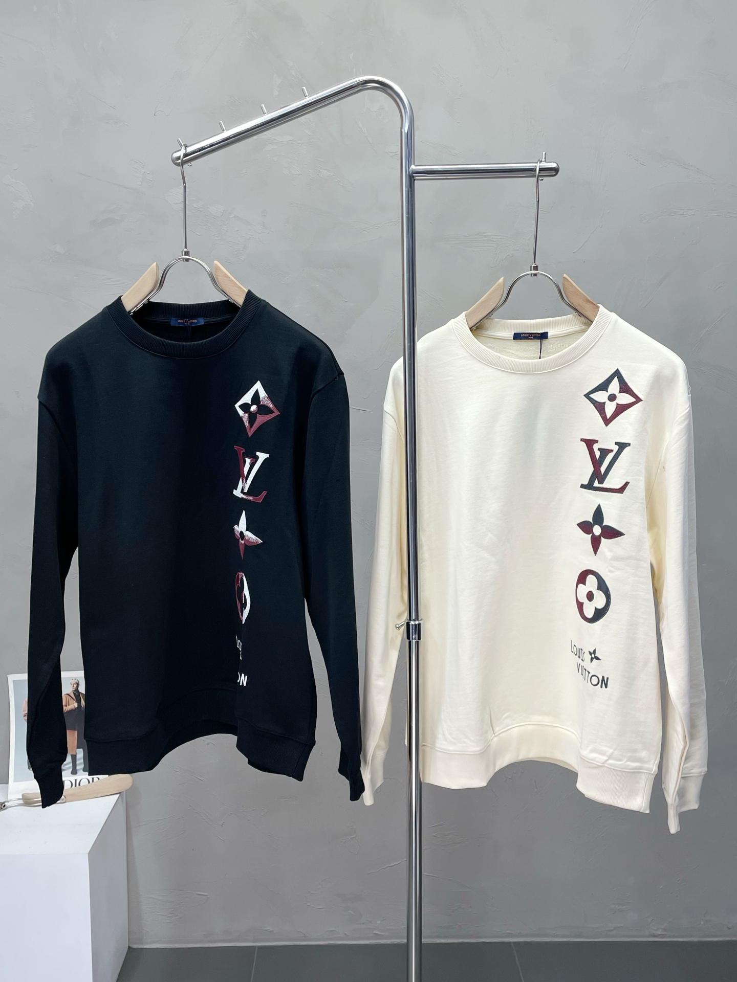 NO:572323,.Louis Vuitton exclusively provides the latest fashionable sweatshirts, jackets with classic design and great looks. The quality is impeccable and quality control allows you to buy it directly. It is a high-end product that cannot be faulted! You can feel its powerful aura through the detailed pictures. It has a remarkable effect of gathering heat and keeping warm, so you don’t have to worry about getting a little chilly! Both fashionable and functional, the whole style looks more luxurious! Size XS-L,,louis vuitton,louis vuitton,hoodie,sweatshirts,jackets & coats,alexander wang19860909.Louis Vuitton路易威登独家专供最新时尚卫衣,经典设计感与颜值爆棚的外套,品质更是无法挑剔品控可以直接入手,不容过错的高端臻品！通过细节图片便可感受到它强悍的气场,聚温保暖效果显著,完全不用担心会有一点寒意！时尚与功能性兼备,整款显得更加的奢华大气！ 尺码XS-L,,louis vuitton,louis vuitton,hoodie,sweatshirts,jackets & coats,alexander wang,Men's clothing