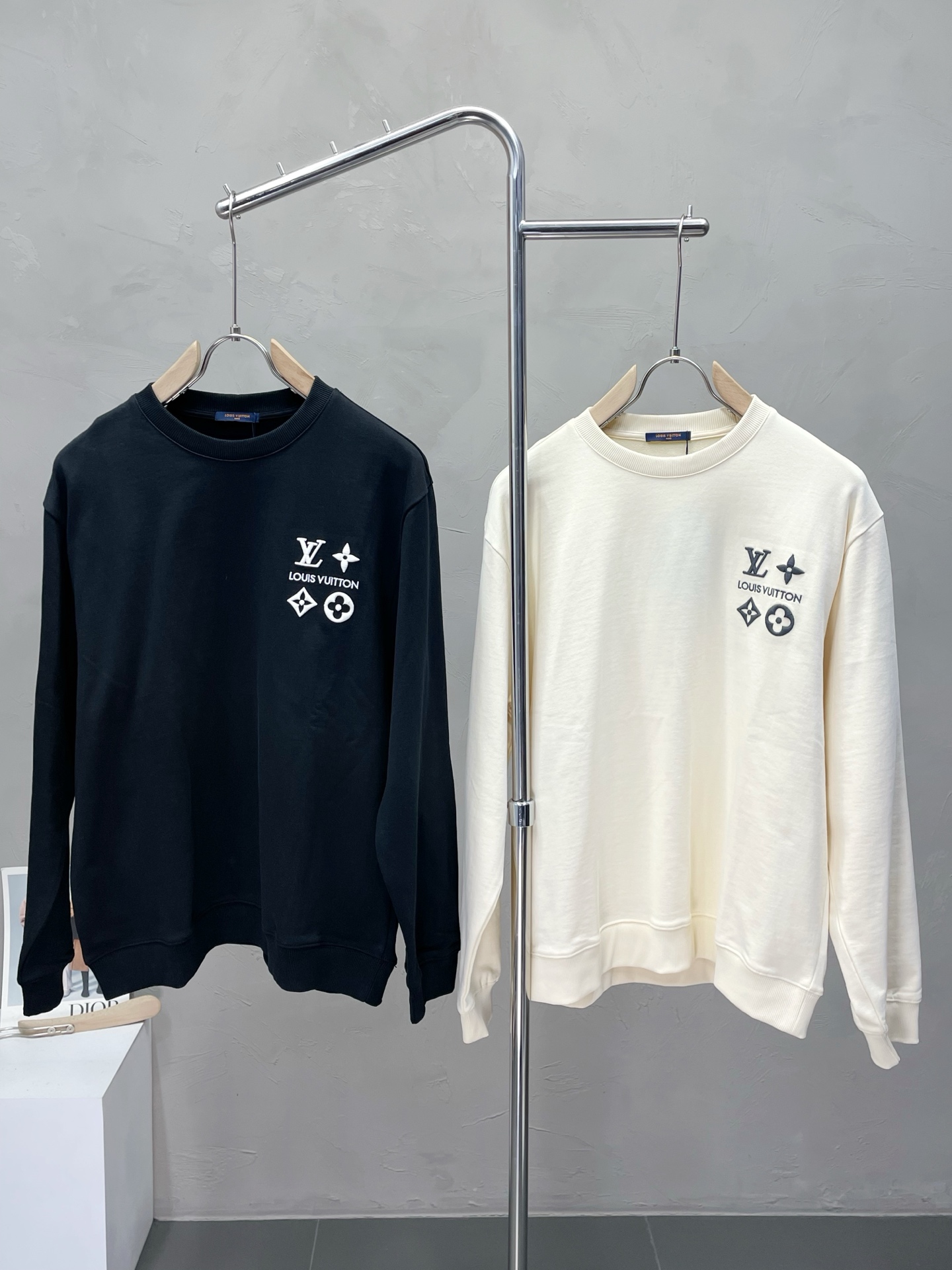 NO:572312,.Louis Vuitton exclusively provides the latest fashionable sweatshirts, jackets with classic design and great looks. The quality is impeccable and quality control allows you to buy it directly. It is a high-end product that cannot be faulted! You can feel its powerful aura through the detailed pictures. It has a remarkable effect of gathering heat and keeping warm, so you don’t have to worry about getting a little chilly! Both fashionable and functional, the whole style looks more luxurious! Size XS-L,,louis vuitton,louis vuitton,hoodie,sweatshirts,jackets & coats,alexander wang19860909.Louis Vuitton路易威登独家专供最新时尚卫衣,经典设计感与颜值爆棚的外套,品质更是无法挑剔品控可以直接入手,不容过错的高端臻品！通过细节图片便可感受到它强悍的气场,聚温保暖效果显著,完全不用担心会有一点寒意！时尚与功能性兼备,整款显得更加的奢华大气！ 尺码XS-L,,louis vuitton,louis vuitton,hoodie,sweatshirts,jackets & coats,alexander wang,Men's clothing