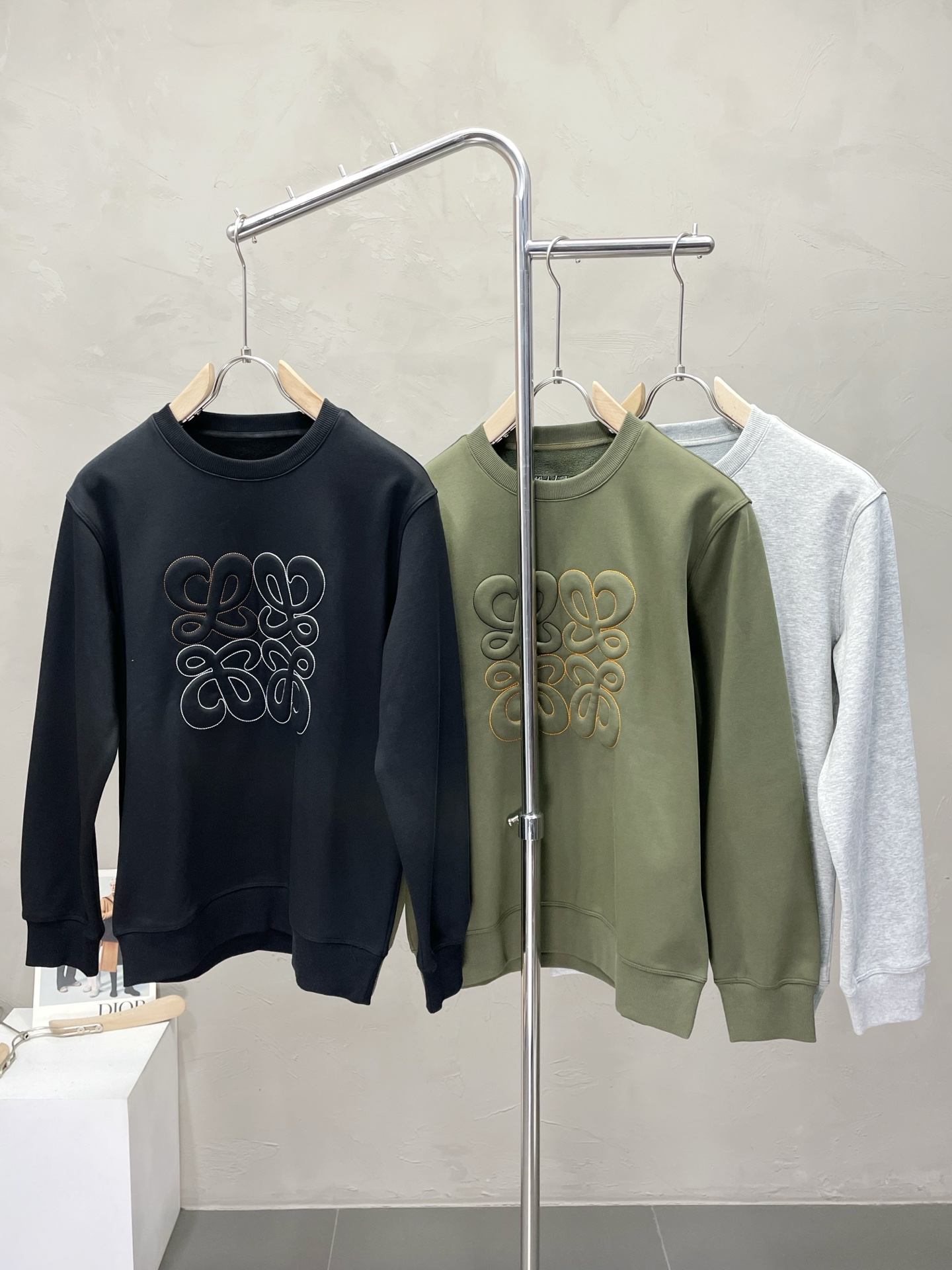 NO:572308,.LOEWE exclusively supplies new original men's casual autumn and winter sweatshirts, high-end customization, high-end version, fashionable and versatile imported fabrics, velvet thickening, super soft and delicate to the touch, skin-friendly and comfortable to wear, warm and comfortable, high-end boutique, the upper body is exquisitely made by the factory, a must-have item for men, complete with three standards, size M-3XL,,loewe,loewe,hoodie,sweatshirts,alexander wang19860909.LOEWE罗意威独家专供新款原单男士休闲秋冬卫衣 高端定制 高端版本 时尚百搭爆款进口面料 加绒加厚 手感超柔软细腻 穿着亲肤舒适 保暖舒适 高端精品 代工厂精细做上身非常赞 男士必备单品 三标齐全 码数M-3XL,,loewe,loewe,hoodie,sweatshirts,alexander wang,Men's clothing