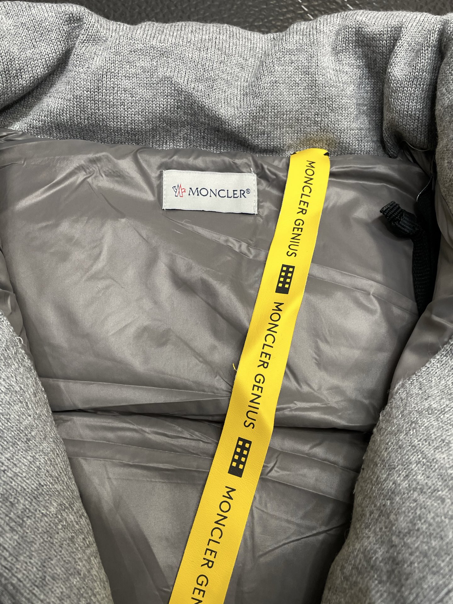 。羽绒服-Moncler蒙口💥独家专供最新时尚秋冬羽绒马甲 经典设计感与颜值爆棚的外套，品质更是无法挑剔