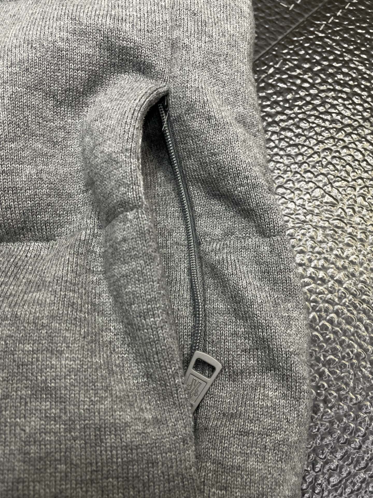 。羽绒服-Moncler蒙口💥独家专供最新时尚秋冬羽绒马甲 经典设计感与颜值爆棚的外套，品质更是无法挑剔