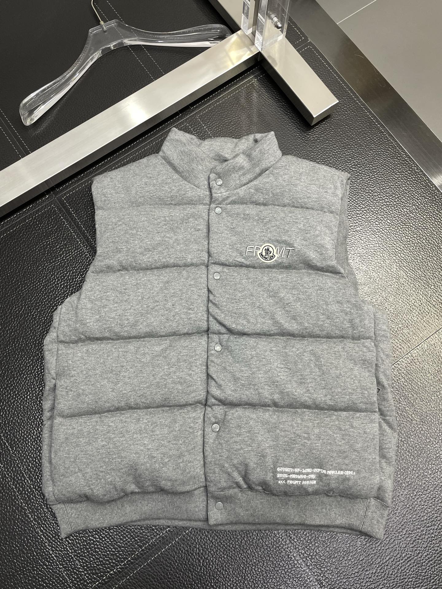 。羽绒服-Moncler蒙口💥独家专供最新时尚秋冬羽绒马甲 经典设计感与颜值爆棚的外套，品质更是无法挑剔