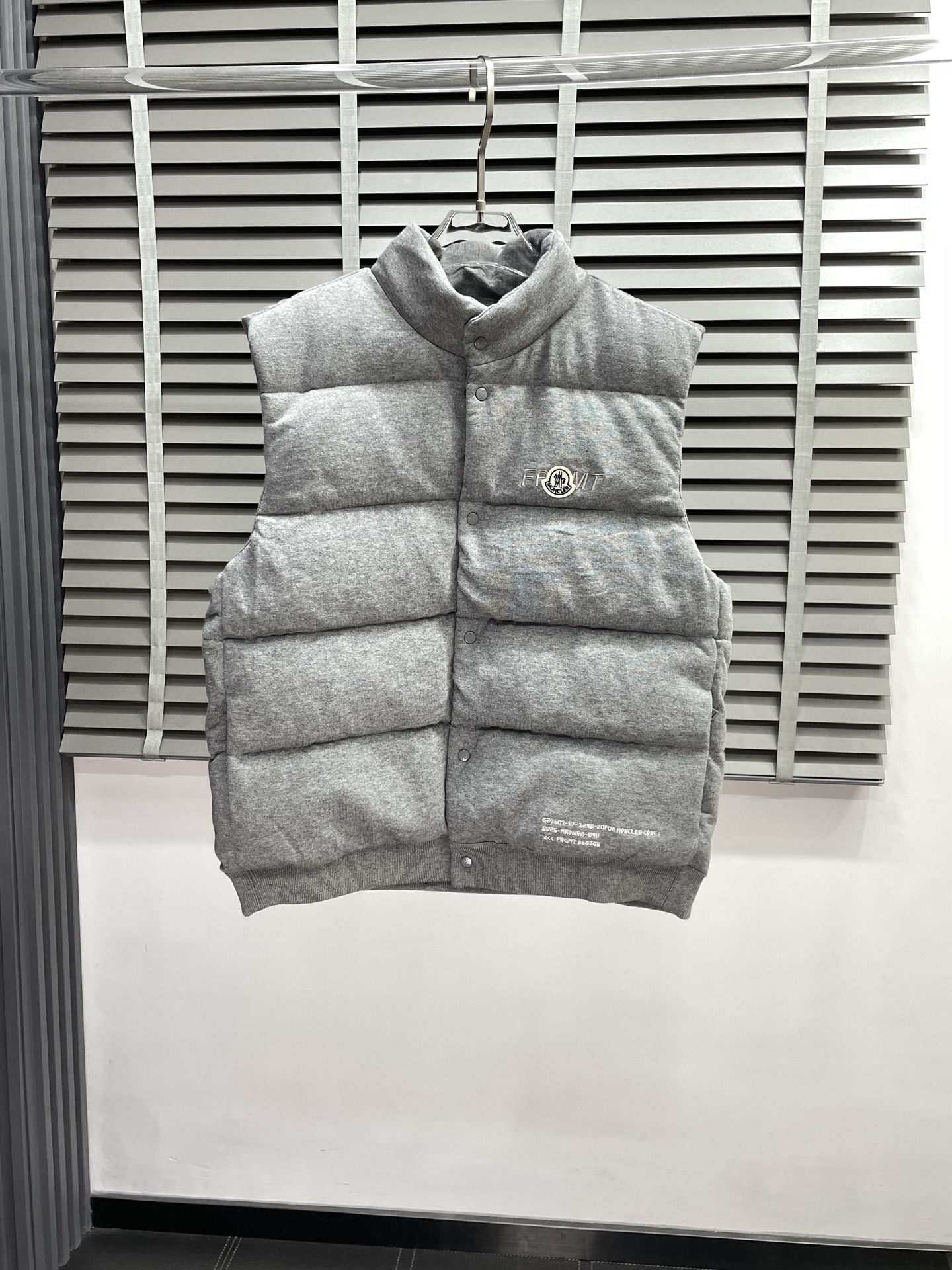 。羽绒服-Moncler蒙口💥独家专供最新时尚秋冬羽绒马甲 经典设计感与颜值爆棚的外套，品质更是无法挑剔