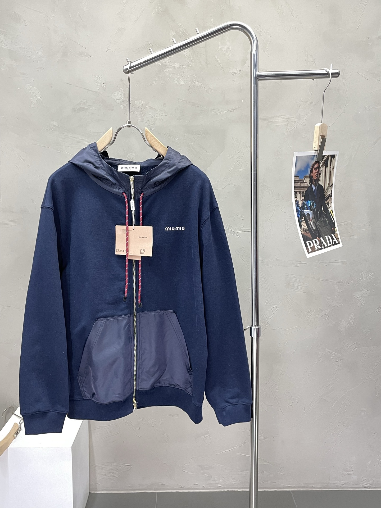 NO:537788,.Miumiu Miumi exclusively offers the latest fashionable hooded jackets. Classic designs and super-looking jackets. The quality is even more unscrupulous. You can buy them directly. You can’t get it wrong! Through the detailed pictures, you can feel its powerful aura, and the warm-concentration effect is significant, so you don’t have to worry about the chill at all! It is both fashionable and functional, and the whole style looks more luxurious and elegant! Size S-XL, miumiu, jackets & coats,hats,alexander wang19860909.Miumiu谬谬独家专供最新时尚连帽外套 经典设计与颜值爆棚的外套,品质更是无法挑剔品控可以直接入手,不容过错的高端臻品！通过细节图片便可感受到它强悍的气场,聚温保暖效果显著,完全不用担心会有一点寒意！时尚与功能性兼备,整款显得更加的奢华大气！ 尺码S-XL,,miumiu,jackets & coats,hats,alexander wang,Men's clothing