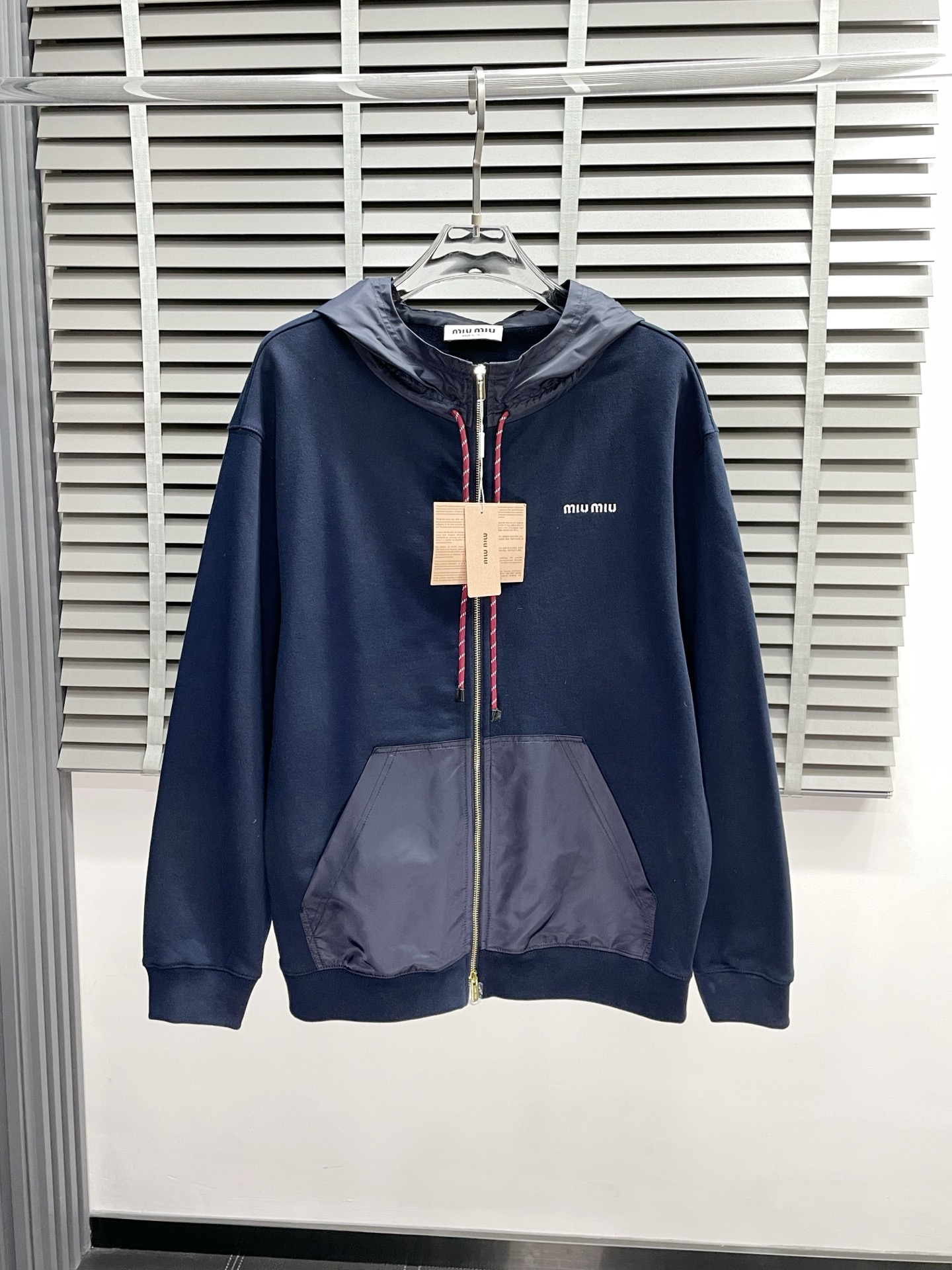 NO:531396,.Miumiu Miumi exclusively offers the latest fashionable hooded jackets. Classic designs and super-looking jackets. The quality is even more unscrupulous. You can buy them directly. You can’t get it wrong! Through the detailed pictures, you can feel its powerful aura, and the warm-concentration effect is significant, so you don’t have to worry about the chill at all! It is both fashionable and functional, and the whole style looks more luxurious and elegant! Size S-XL, miumiu, jackets & coats,hats,alexander wang19860909.Miumiu谬谬独家专供最新时尚连帽外套 经典设计与颜值爆棚的外套,品质更是无法挑剔品控可以直接入手,不容过错的高端臻品！通过细节图片便可感受到它强悍的气场,聚温保暖效果显著,完全不用担心会有一点寒意！时尚与功能性兼备,整款显得更加的奢华大气！ 尺码S-XL,,miumiu,jackets & coats,hats,alexander wang,Men's clothing