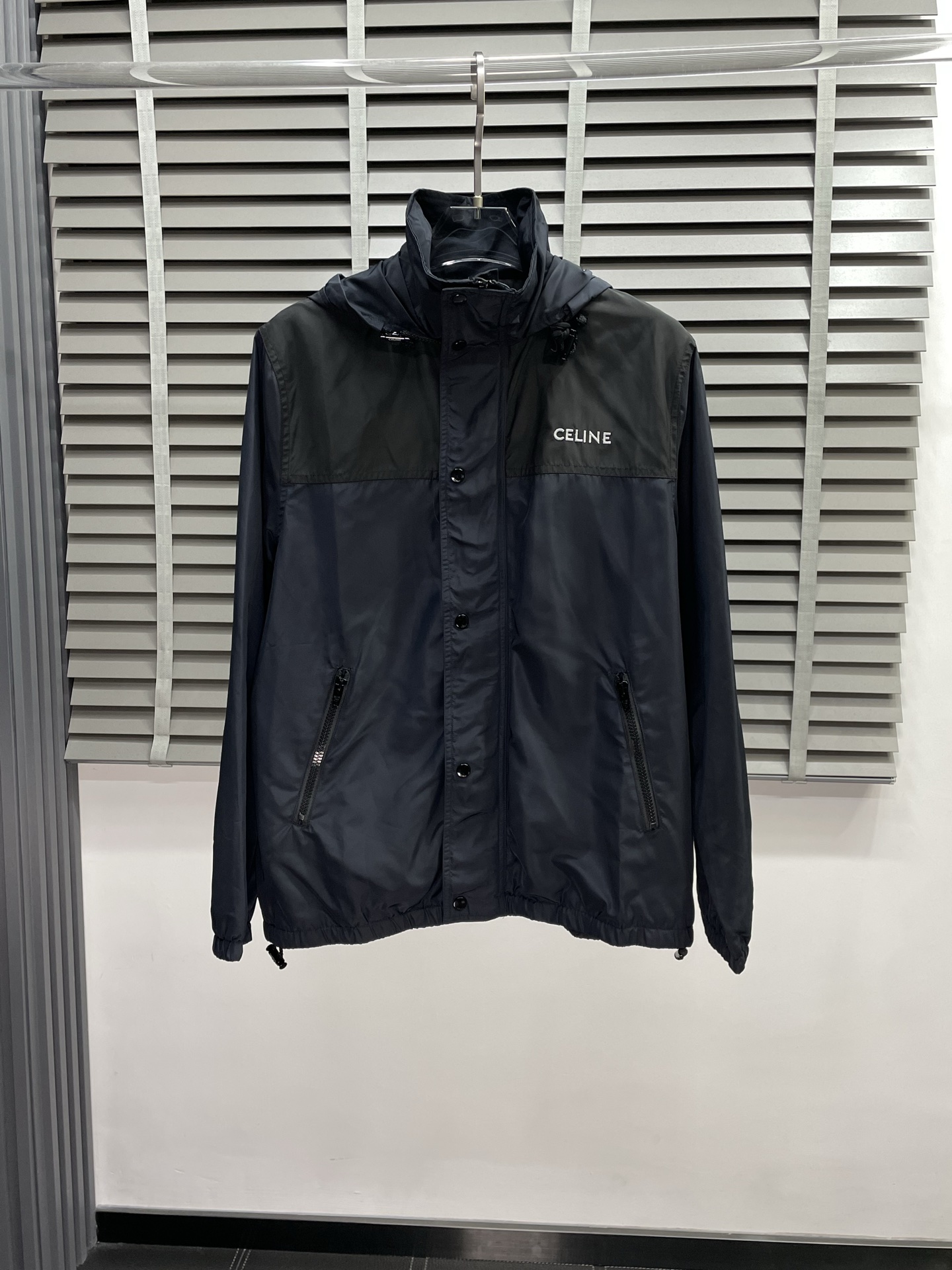 NO:531384,.CELINE exclusively offers the latest fashionable hooded jackets. Classic design and super-looking jackets. The quality is even more unscrupulous. You can buy them directly. You can’t get it wrong! Through the detailed pictures, you can feel its powerful aura, and the warm-concentration effect is significant, so you don’t have to worry about the chill at all! It is both fashionable and functional, and the whole style looks more luxurious and elegant! Size S-XL, celine, celine, jackets & coats, hats, alexander wang19860909.CELINE赛琳独家专供最新时尚连帽外套 经典设计与颜值爆棚的外套,品质更是无法挑剔品控可以直接入手,不容过错的高端臻品！通过细节图片便可感受到它强悍的气场,聚温保暖效果显著,完全不用担心会有一点寒意！时尚与功能性兼备,整款显得更加的奢华大气！ 尺码S-XL,,celine,celine,jackets & coats,hats,alexander wang,Men's clothing