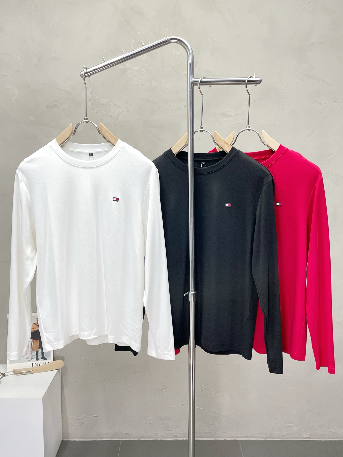 NO:531364,.TOMMY Tommy exclusively offers new men's original casual long sleeves, fashionable and trendy style, customized imported fabric, soft and delicate, skin-friendly and comfortable, the fabric texture and comfort reach the peak, the classic logo pattern design on the super heavy chest, the OEM is fine and versatile, the upper body is very good, the men's must-have items Size M-3XL,,tom ford,alexander wang19860909.TOMMY汤米独家专供新款男士原单休闲长袖 时尚潮款 定制进口面料 手感柔软细腻 穿着亲肤舒适透气 面料质感与舒适度达到登峰造极 超重胸前经典logo图案设计 代工厂精细做百搭休闲 上身非常赞 男士必备单品 尺码M-3XL,,tom ford,alexander wang,Men's clothing