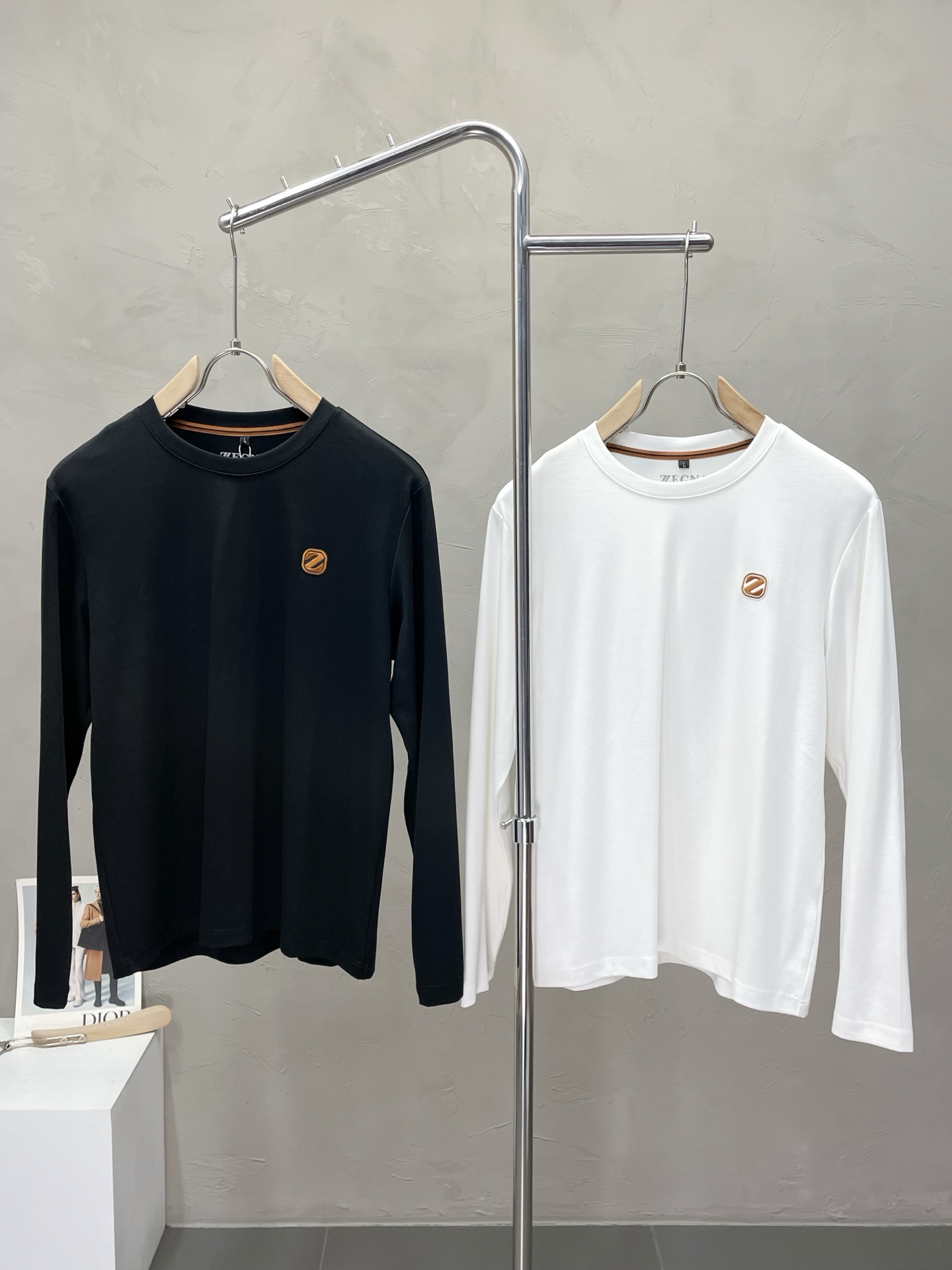 NO:531367,.ZEGNA exclusively offers new men's original single casual long sleeves, fashionable and trendy style, customized imported fabric, soft and delicate, skin-friendly and comfortable to wear, the fabric texture and comfort reach the pinnacle, classic logo pattern design on the super heavy chest, OEM, versatile and casual, the upper body is very good, men's essential items Size M-3XL,,zegna,alexander wang19860909.ZEGNA杰尼亚独家专供新款男士原单休闲长袖 时尚潮款 定制进口面料 手感柔软细腻 穿着亲肤舒适透气 面料质感与舒适度达到登峰造极 超重胸前经典logo图案设计 代工厂精细做百搭休闲 上身非常赞 男士必备单品 尺码M-3XL,,zegna,alexander wang,Men's clothing