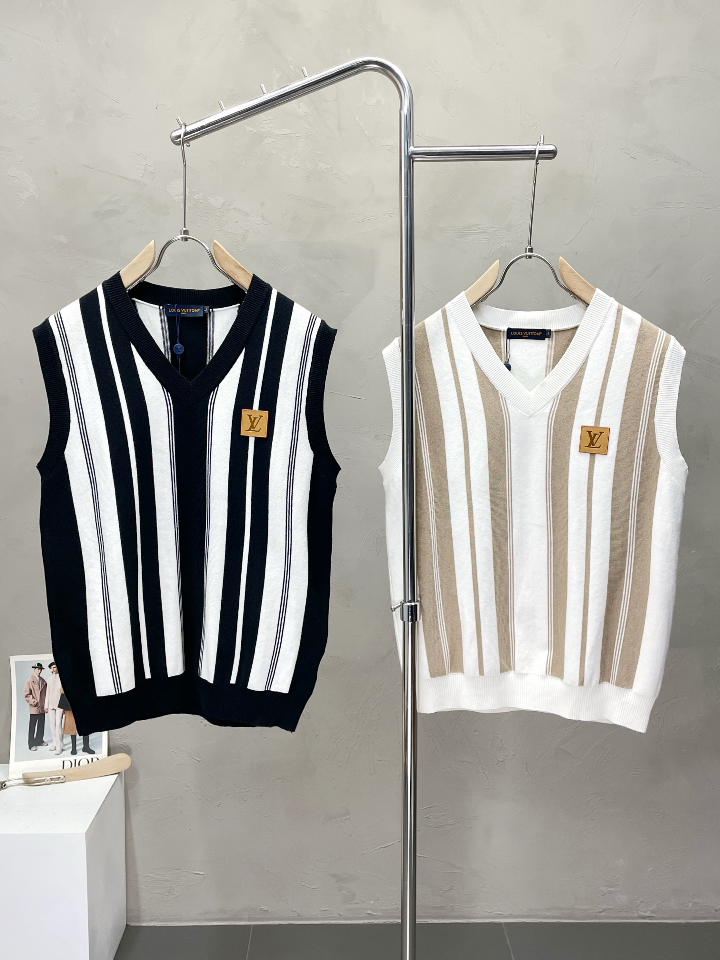 NO:531379,.Louis Vuitton exclusively offers new original single men's casual sweater vest, knitted vest, high-end customization, high-end version, fashionable and versatile imported fabric, super soft and delicate, skin-friendly and comfortable to wear, high-end boutique, OEM, fine-made top body, very good, men's essential items, three standards, complete code M-4XL,,louis vuitton,louis vuitton,sweaters,alexander wang19860909.Louis Vuitton路易威登独家专供新款原单男士休闲毛衣背心 针织马甲 高端定制 高版本 时尚百搭爆款进口面料 手感超柔软细腻 穿着亲肤舒适 高端精品 代工厂精细做上身非常赞 男士必备单品 三标齐全 码数M-4XL,,louis vuitton,louis vuitton,sweaters,alexander wang,Men's clothing