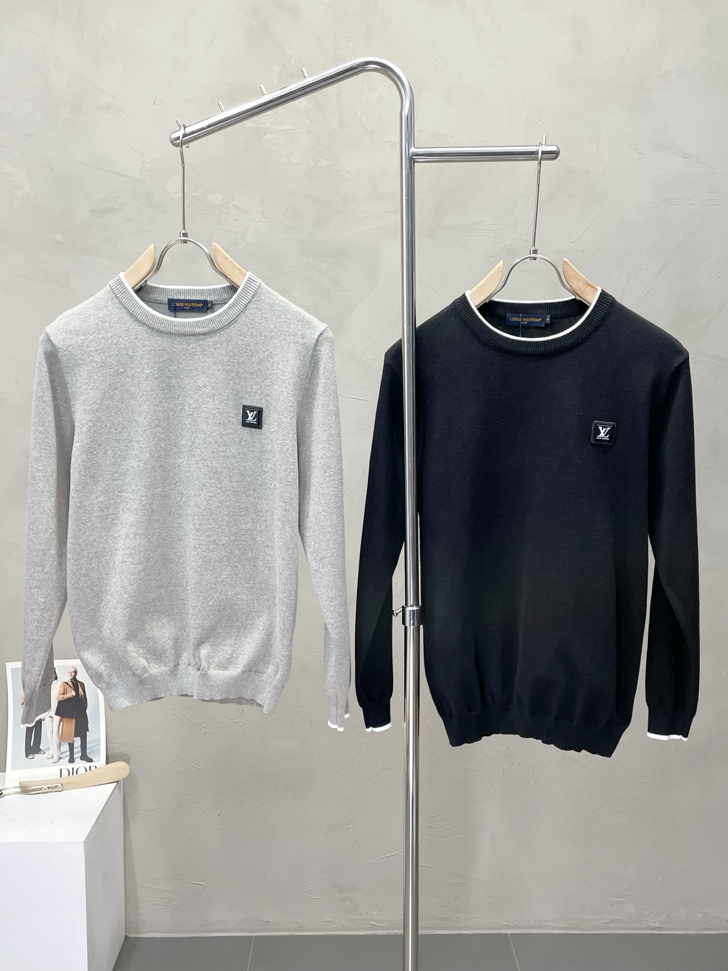 NO:531376,.Louis Vuitton exclusively offers the latest fashionable autumn and winter sweaters. A jacket with a classic design and appearance, and the quality is even more unscrupulous. You can buy it directly. You can't get it wrong! Through the detailed pictures, you can feel its powerful aura, and the warm-concentration effect is significant, so you don’t have to worry about the chill at all! It is both fashionable and functional, and the whole style looks more luxurious and elegant! Size M-4XL, louis vuitton,louis vuitton,jackets & coats,sweaters,alexander wang19860909.Louis Vuitton路易威登独家专供最新时尚秋冬毛衣 经典设计感与颜值爆棚的外套,品质更是无法挑剔品控可以直接入手,不容过错的高端臻品！通过细节图片便可感受到它强悍的气场,聚温保暖效果显著,完全不用担心会有一点寒意！时尚与功能性兼备,整款显得更加的奢华大气！ 尺码M-4XL,,louis vuitton,louis vuitton,jackets & coats,sweaters,alexander wang,Men's clothing