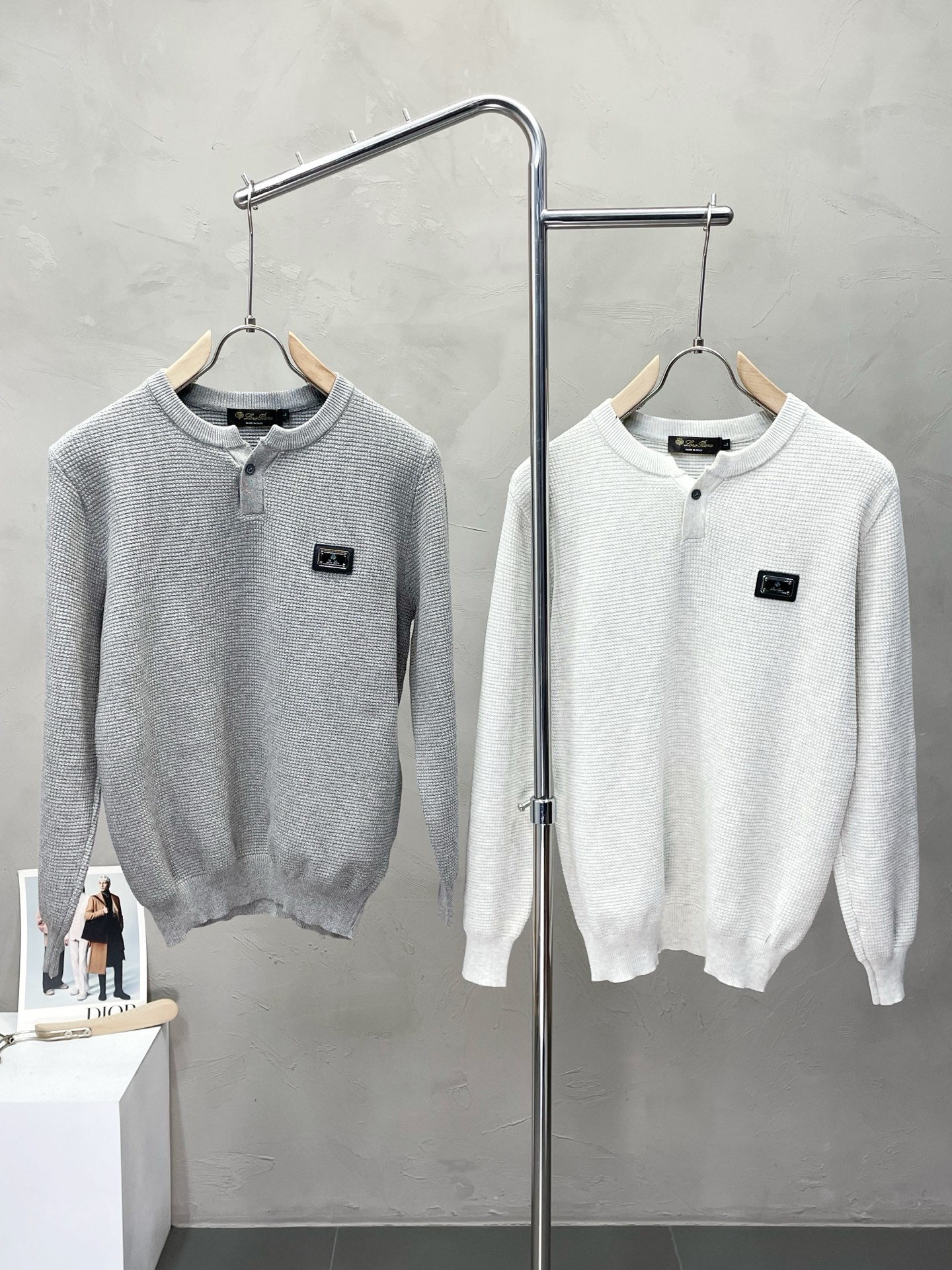 NO:531370,.LP-Loro Piano exclusively offers the latest fashionable autumn and winter sweaters. A jacket with a classic design and appearance, and the quality is even more unscrupulous. You can buy it directly. You can't get it wrong! Through the detailed pictures, you can feel its powerful aura, and the warm-concentration effect is significant, so you don’t have to worry about the chill at all! It is both fashionable and functional, and the whole style looks more luxurious and elegant! Size M-4XL, loro piana, loro piana, jackets & coats, sweaters, alexander wang19860909.LP-Loro Piano诺悠翩雅独家专供最新时尚秋冬毛衣 经典设计感与颜值爆棚的外套,品质更是无法挑剔品控可以直接入手,不容过错的高端臻品！通过细节图片便可感受到它强悍的气场,聚温保暖效果显著,完全不用担心会有一点寒意！时尚与功能性兼备,整款显得更加的奢华大气！ 尺码M-4XL,,loro piana,loro piana,jackets & coats,sweaters,alexander wang,Men's clothing