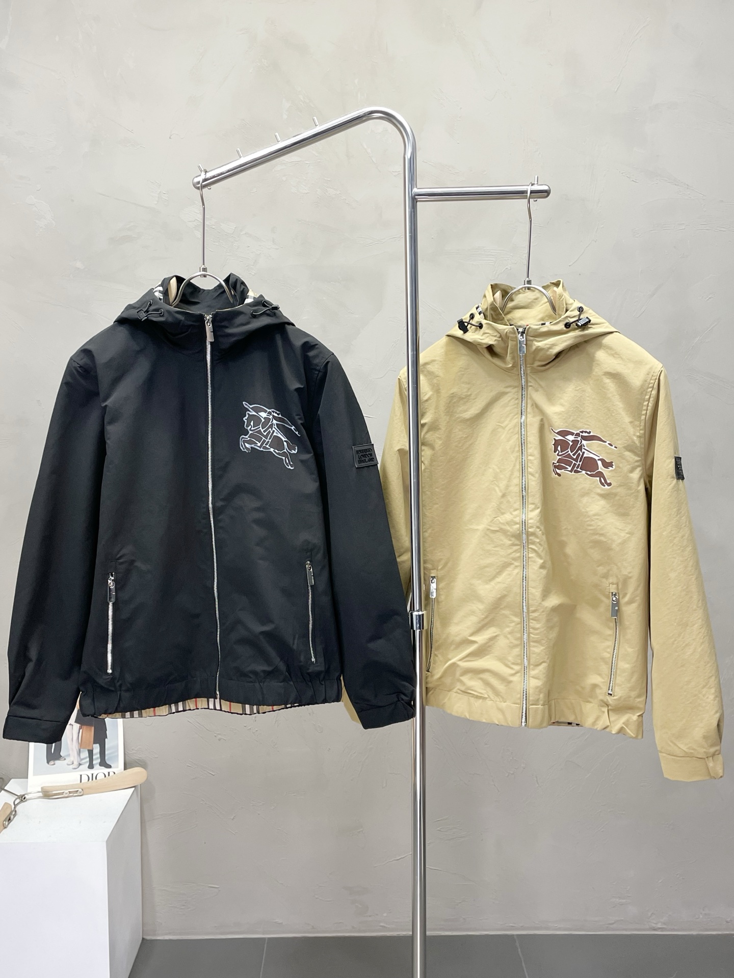 NO:531388,.Burberry exclusively offers the latest fashionable hooded jackets, a jacket with a classic design and great appearance. The quality is even more unscrupulous. You can buy it directly. You can't get it wrong! Through the detailed pictures, you can feel its powerful aura, and the warm-concentration effect is significant, so you don’t have to worry about the chill at all! It is both fashionable and functional, and the whole style looks more luxurious and elegant! Size M-3XL, Burberry, Burberry, Jackets & coats, Jackets & coats, Hats, Alexander wang19860909.Burberry巴宝莉独家专供最新时尚连帽夹克,经典设计感与颜值爆棚的外套,品质更是无法挑剔品控可以直接入手,不容过错的高端臻品！通过细节图片便可感受到它强悍的气场,聚温保暖效果显著,完全不用担心会有一点寒意！时尚与功能性兼备,整款显得更加的奢华大气！ 尺码M-3XL,,burberry,burberry,jackets & coats,jackets & coats,hats,alexander wang,Men's clothing