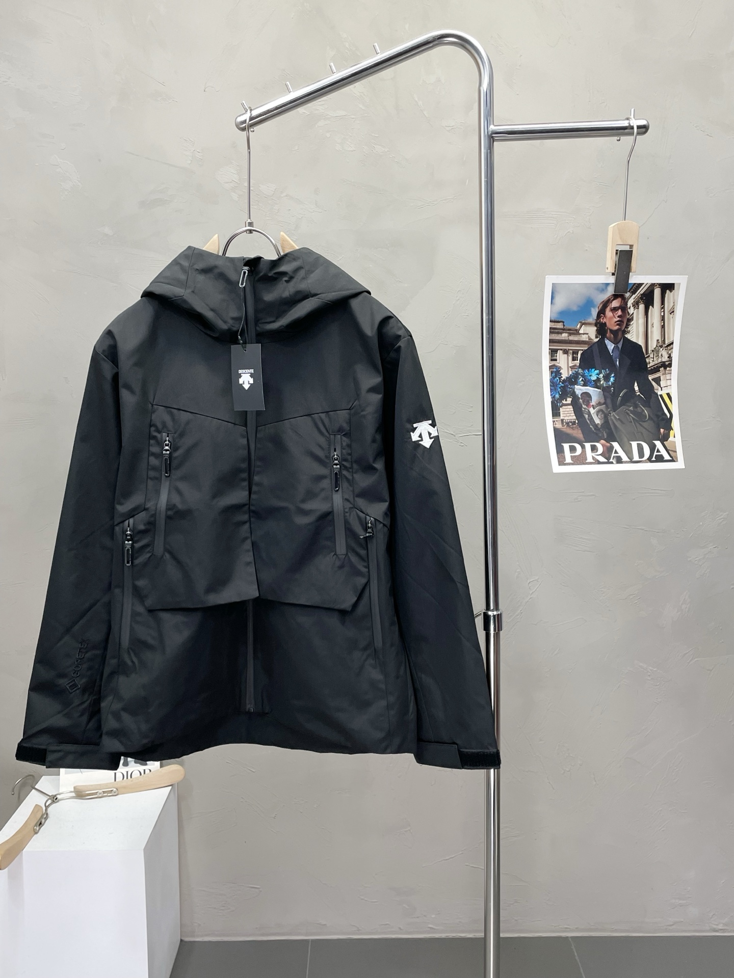 NO:531385,.DESCENTE exclusively offers the latest fashionable hooded jackets, classic design and superb jackets, quality that cannot be picked and quality control can be purchased directly, and high-end products that cannot be missed! Through the detailed pictures, you can feel its powerful aura, and the warm-concentration effect is significant, so you don’t have to worry about the chill at all! It is both fashionable and functional, and the whole style looks more luxurious and elegant! Size M-3XL, Jackets & coats, Jackets & coats, Hats, Alexander wang19860909.DESCENTE迪桑特独家专供最新时尚连帽夹克,经典设计感与颜值爆棚的外套,品质更是无法挑剔品控可以直接入手,不容过错的高端臻品！通过细节图片便可感受到它强悍的气场,聚温保暖效果显著,完全不用担心会有一点寒意！时尚与功能性兼备,整款显得更加的奢华大气！ 尺码M-3XL,,jackets & coats,jackets & coats,hats,alexander wang,Men's clothing