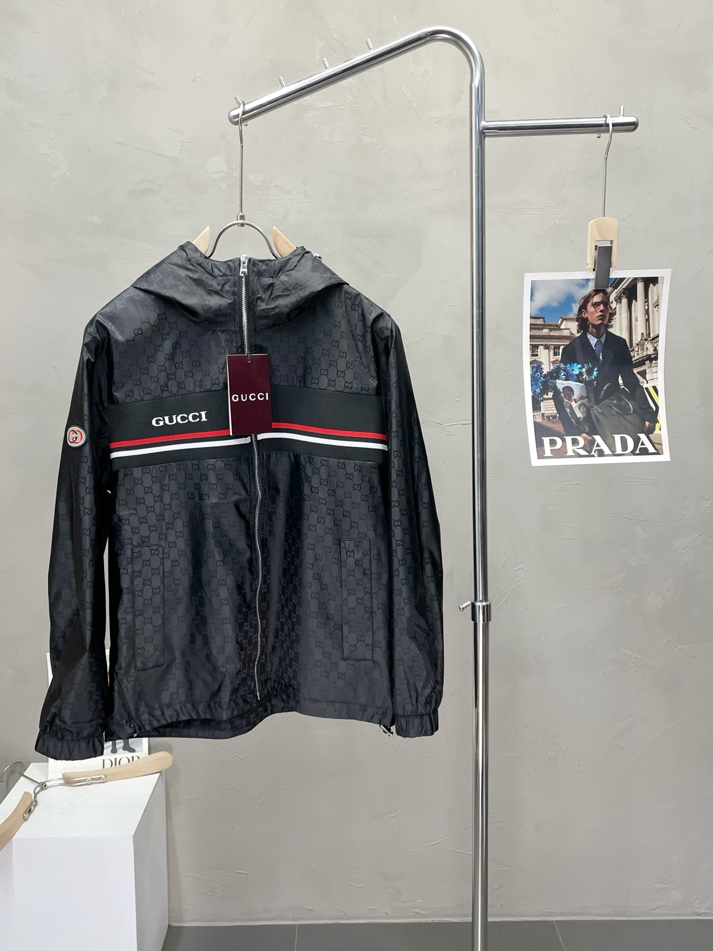 NO:531382,.Gucci exclusively offers the latest fashionable hooded jackets, classic design and superb jackets, quality that cannot be picked and quality control can be purchased directly, and high-end products that cannot be missed! Through the detailed pictures, you can feel its powerful aura, and the warm-concentration effect is significant, so you don’t have to worry about the chill at all! It is both fashionable and functional, and the whole style looks more luxurious and elegant! Size M-3XL, gucci,gucci,jackets & coats,jackets & coats,hats,alexander wang19860909.Gucci古驰独家专供最新时尚连帽夹克,经典设计感与颜值爆棚的外套,品质更是无法挑剔品控可以直接入手,不容过错的高端臻品！通过细节图片便可感受到它强悍的气场,聚温保暖效果显著,完全不用担心会有一点寒意！时尚与功能性兼备,整款显得更加的奢华大气！ 尺码M-3XL,,gucci,gucci,jackets & coats,jackets & coats,hats,alexander wang,Men's clothing