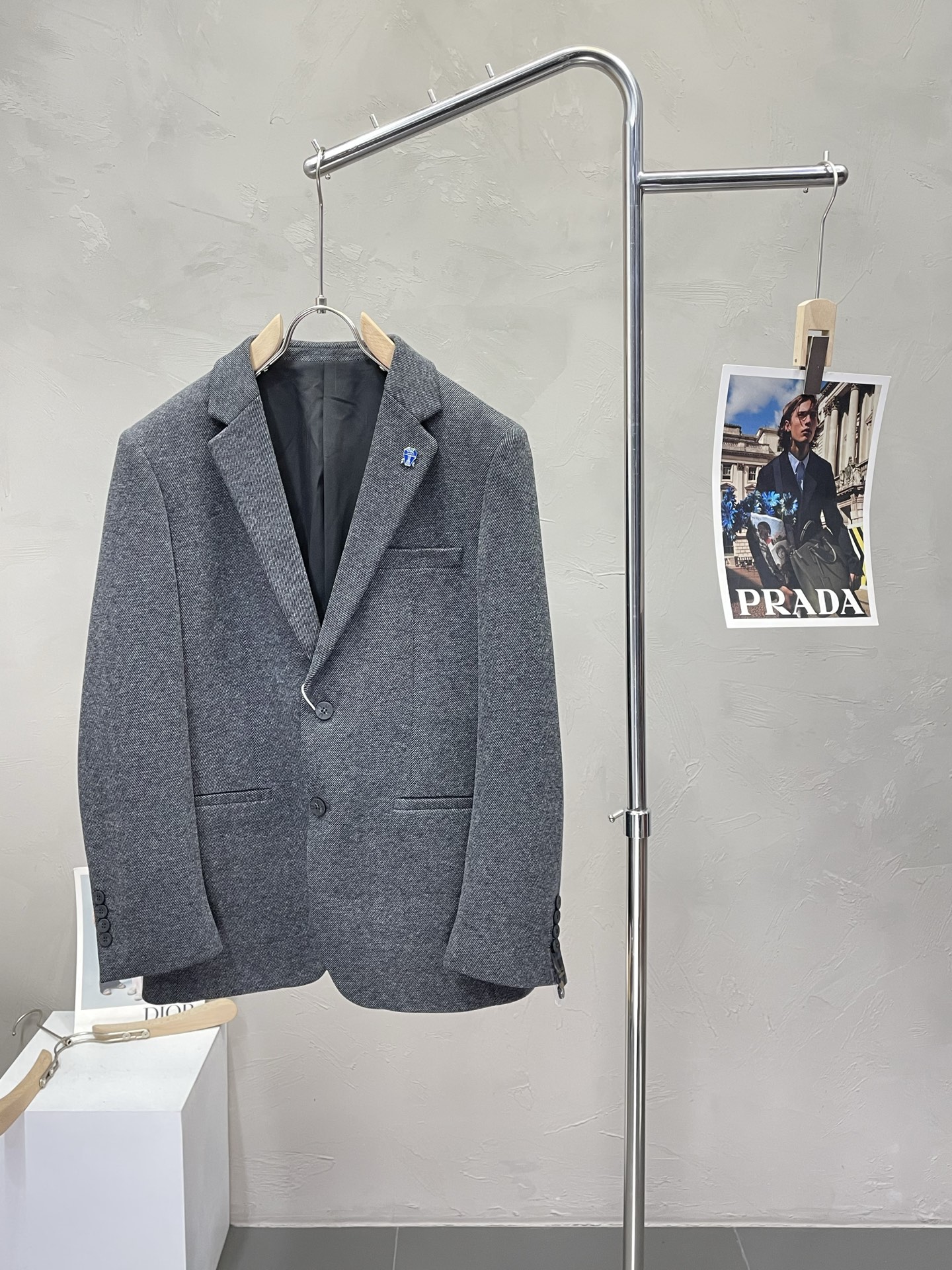 NO:531374,.BC-Brunello Cucineli New Suit Set, Foreign Trade Company Order Simple and Casual Suit Jacket, exclusively for imported original polyester fiber fabric, breathable, soft and warm, strong straight and drape, the whole piece of clothing is neat and flat, all hardware accessories are customer-supplied top-grade accessories, and it is obvious that it is high-end fabric. This fabric is woven. There is no good product from the outside, and there is no picky place. This jacket is often worn and has strong practicality. Size M-4XL, brunello cucinelli, jackets & coats, business suit, alexander wang19860909.BC-Brunello Cucineli布鲁内洛库奇内利新款西服套装,外贸公司订单 简约休闲西装外套,独家专供进口原版聚酯纤维面料,透气柔软保暖性很强,笔挺垂感十足,整件衣服车工走线整齐平整,所有五金附料都是客供带logo顶级配件 一看就是高档的面料 这种面料都是定织的 外面根本就没有 正规大厂途径出来的好货,无任何有挑剔的地方 这样的一件外套属于常备常穿的,实用性很强. 尺码M-4XL,,brunello cucinelli,jackets & coats,business suit,alexander wang,Men's clothing