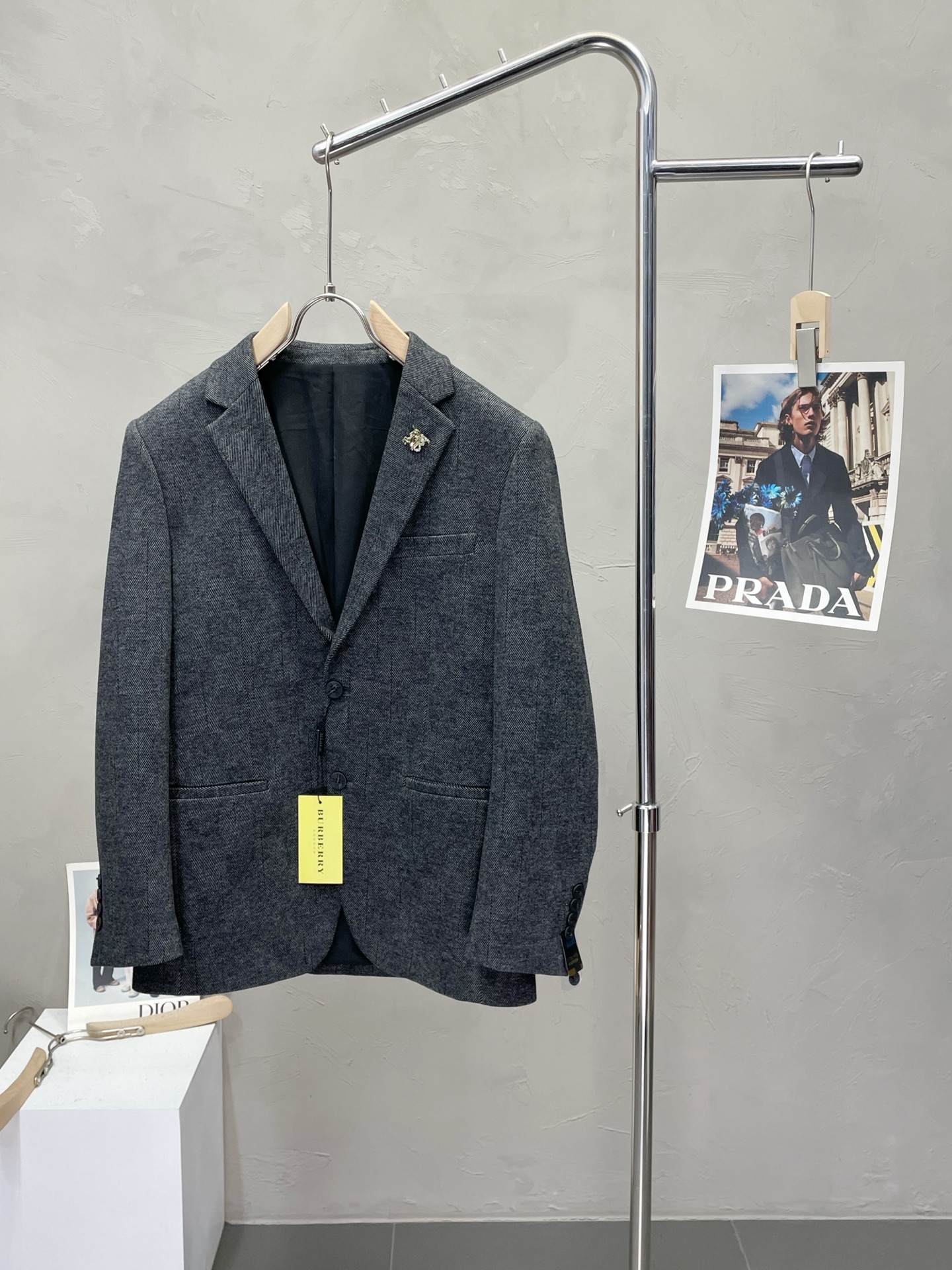 NO:531371,.Burberry Burberry New Suit Set, Foreign Trade Company Order Simple and Casual Suit Jacket, exclusively for imported original polyester fiber fabric, breathable, soft and warm, strong and drape, the whole piece of clothing is neat and flat, all hardware accessories are customer-supplied top-grade accessories, and it is obvious that it is high-end fabric. This fabric is fixed-woven. There is no good product from the outside, and there is no picky place. This jacket is often worn and has strong practicality. Size M-4XL, burberry, burberry, jackets & coats, business suit, alexander wang19860909.Burberry巴宝莉新款西服套装,外贸公司订单 简约休闲西装外套,独家专供进口原版聚酯纤维面料,透气柔软保暖性很强,笔挺垂感十足,整件衣服车工走线整齐平整,所有五金附料都是客供带logo顶级配件 一看就是高档的面料 这种面料都是定织的 外面根本就没有 正规大厂途径出来的好货,无任何有挑剔的地方 这样的一件外套属于常备常穿的,实用性很强. 尺码M-4XL,,burberry,burberry,jackets & coats,business suit,alexander wang,Men's clothing