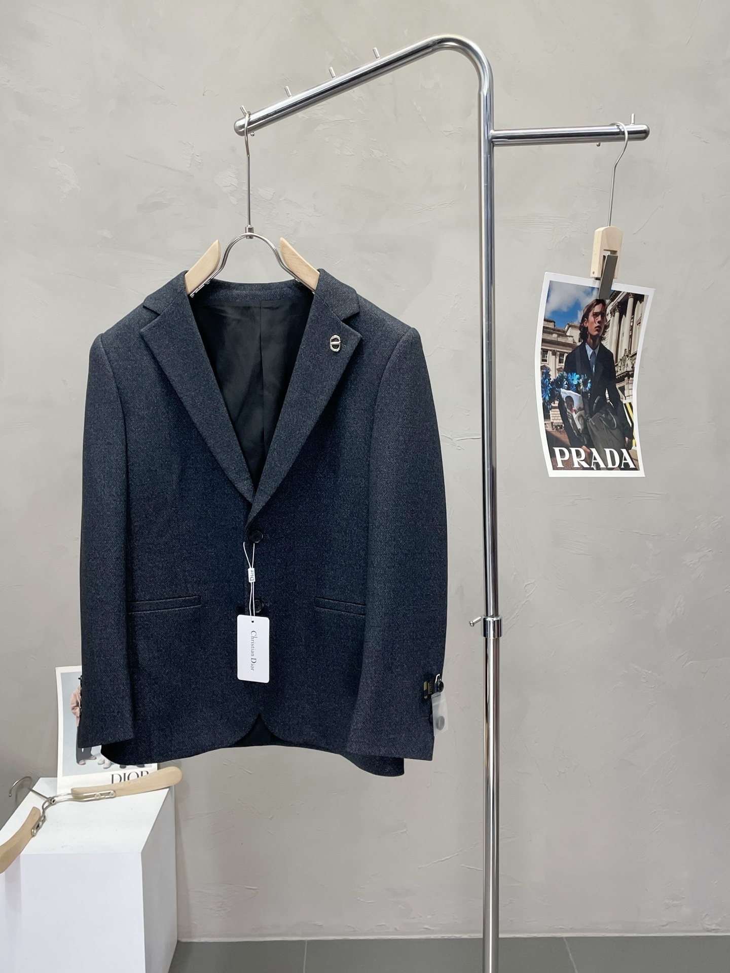 NO:531394,.Dior new suit suit, foreign trade company order Simple casual suit jacket, exclusively for imported original polyester fiber fabric, breathable, soft and warm, strong straight and drape, the whole piece of clothing is neat and flat, all hardware accessories are customer-supplied top-grade accessories, and it is obvious that it is high-end fabric. This fabric is fixed-woven. There is no good product from the outside, and there is no picky place. This jacket is often worn and has strong practicality. Size M-4XL,,dior,dior,jackets & coats,business suit,alexander wang19860909.Dior迪奥新款西服套装,外贸公司订单 简约休闲西装外套,独家专供进口原版聚酯纤维面料,透气柔软保暖性很强,笔挺垂感十足,整件衣服车工走线整齐平整,所有五金附料都是客供带logo顶级配件 一看就是高档的面料 这种面料都是定织的 外面根本就没有 正规大厂途径出来的好货,无任何有挑剔的地方 这样的一件外套属于常备常穿的,实用性很强. 尺码M-4XL,,dior,dior,jackets & coats,business suit,alexander wang,Men's clothing