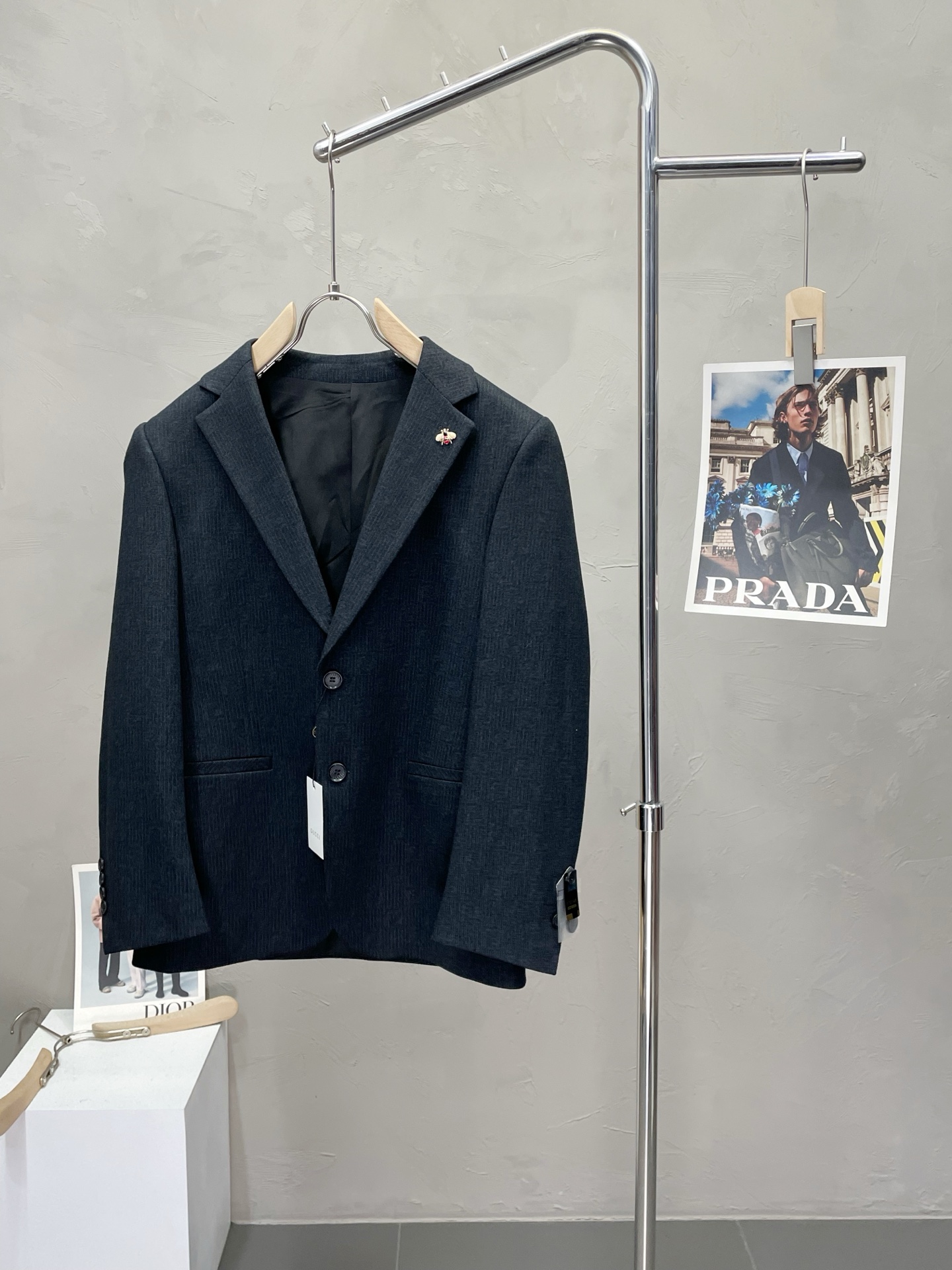 NO:531391,.Gucci Gucci new suit suit, foreign trade company order Simple casual suit jacket, exclusively for imported original polyester fiber fabric, breathable, soft and warm, strong straight and drape, the whole piece of clothing is neat and flat, all hardware accessories are top-grade accessories with logo, and it is obvious that it is high-end fabric. This fabric is fixed and there is no good product from the outside, no picky product from the official factory, without any picky places. This kind of jacket is often worn and has strong practicality. Size M-4XL, gucci, gucci, jackets & coats, business suit, alexander wang19860909.Gucci古驰新款西服套装,外贸公司订单 简约休闲西装外套,独家专供进口原版聚酯纤维面料,透气柔软保暖性很强,笔挺垂感十足,整件衣服车工走线整齐平整,所有五金附料都是客供带logo顶级配件 一看就是高档的面料 这种面料都是定织的 外面根本就没有 正规大厂途径出来的好货,无任何有挑剔的地方 这样的一件外套属于常备常穿的,实用性很强. 尺码M-4XL,,gucci,gucci,jackets & coats,business suit,alexander wang,Men's clothing