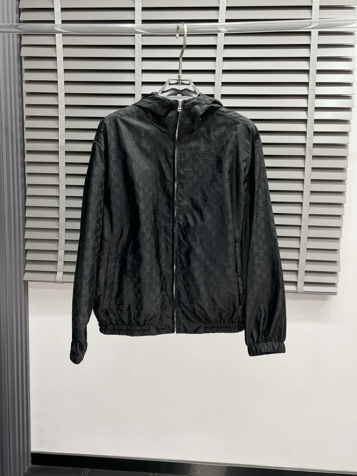 NO:531390,.Gucci exclusively offers the latest fashion hooded jackets, full-flowered thin jackets, classic design and superb jackets, quality that cannot be picked and quality control can be purchased directly, and high-end products that cannot be missed! Through the detailed pictures, you can feel its powerful aura, and the warm-concentration effect is significant, so you don’t have to worry about the chill at all! It is both fashionable and functional, and the whole style looks more luxurious and elegant! Size 44.46.48.50, gucci,gucci,jackets & coats,jackets & coats,hats,alexander wang19860909.Gucci古驰独家专供最新时尚连帽夹克 满花薄夹克 经典设计感与颜值爆棚的外套,品质更是无法挑剔品控可以直接入手,不容过错的高端臻品！通过细节图片便可感受到它强悍的气场,聚温保暖效果显著,完全不用担心会有一点寒意！时尚与功能性兼备,整款显得更加的奢华大气！ 尺码44.46.48.50,,gucci,gucci,jackets & coats,jackets & coats,hats,alexander wang,Men's clothing