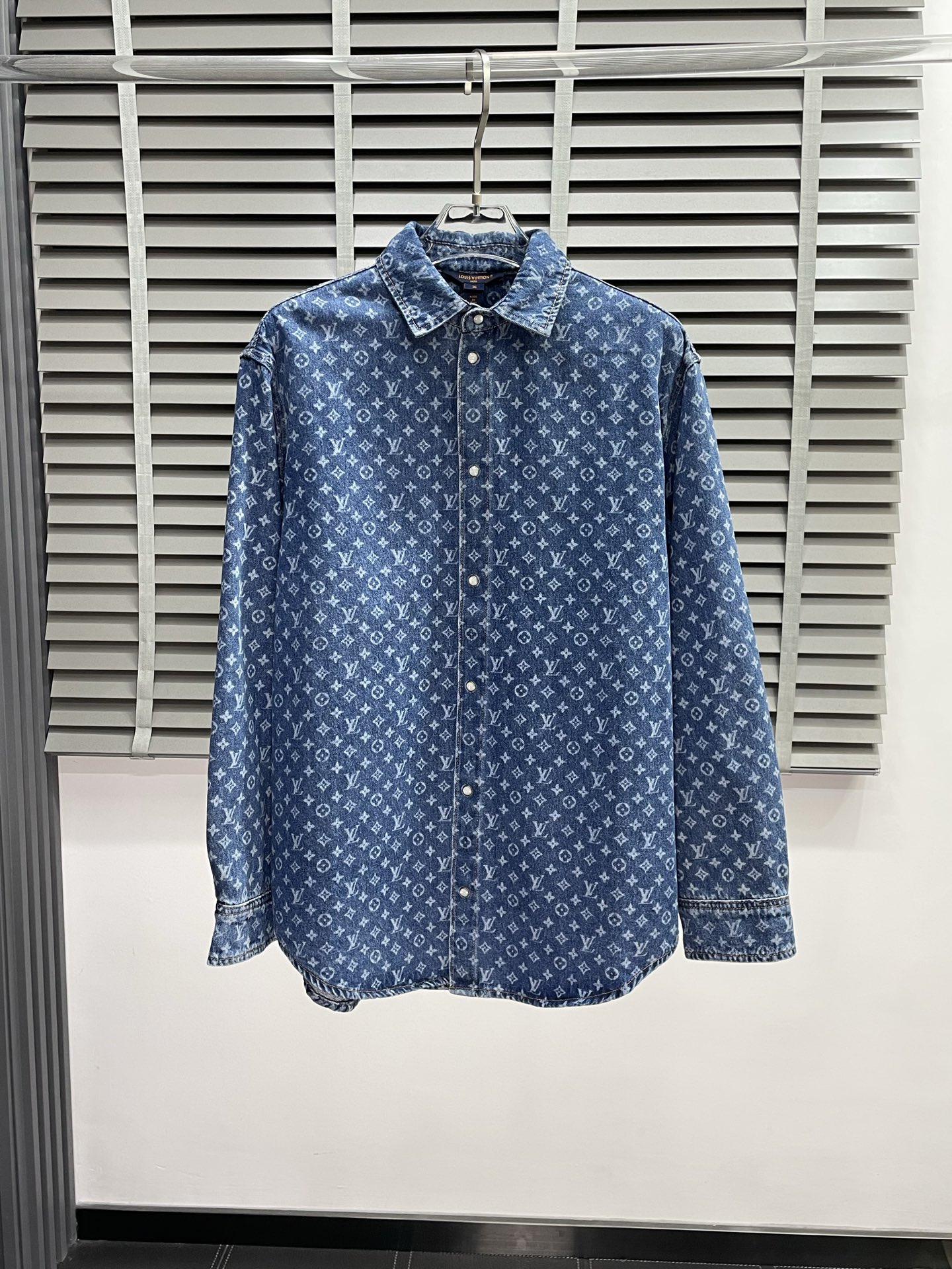 NO:531378,.Louis Vuitton exclusively offers the latest fashion printed denim shirts, denim straight-print jacquard shirts, classic design and appearance, celebrity jackets that are worn by men and women, and quality that cannot be picked and quality control can be purchased directly, which is not to be mistaken for high-end products! Through the detailed pictures, you can feel its powerful aura, and the warm-concentration effect is significant, so you don’t have to worry about the chill at all! It is both fashionable and functional, and the whole style looks more luxurious and elegant! Size 34.36.38.40,,louis vuitton,louis vuitton,jackets & coats,shirts,alexander wang19860909.Louis Vuitton路易威登独家专供最新时尚印花牛仔衬衫 牛仔布直筒满印提花衬衫 经典设计感与颜值爆棚的明星同款外套男女可穿品质更是无法挑剔品控可以直接入手,不容过错的高端臻品！通过细节图片便可感受到它强悍的气场,聚温保暖效果显著,完全不用担心会有一点寒意！时尚与功能性兼备,整款显得更加的奢华大气！ 尺码34.36.38.40,,louis vuitton,louis vuitton,jackets & coats,shirts,alexander wang,Men's clothing