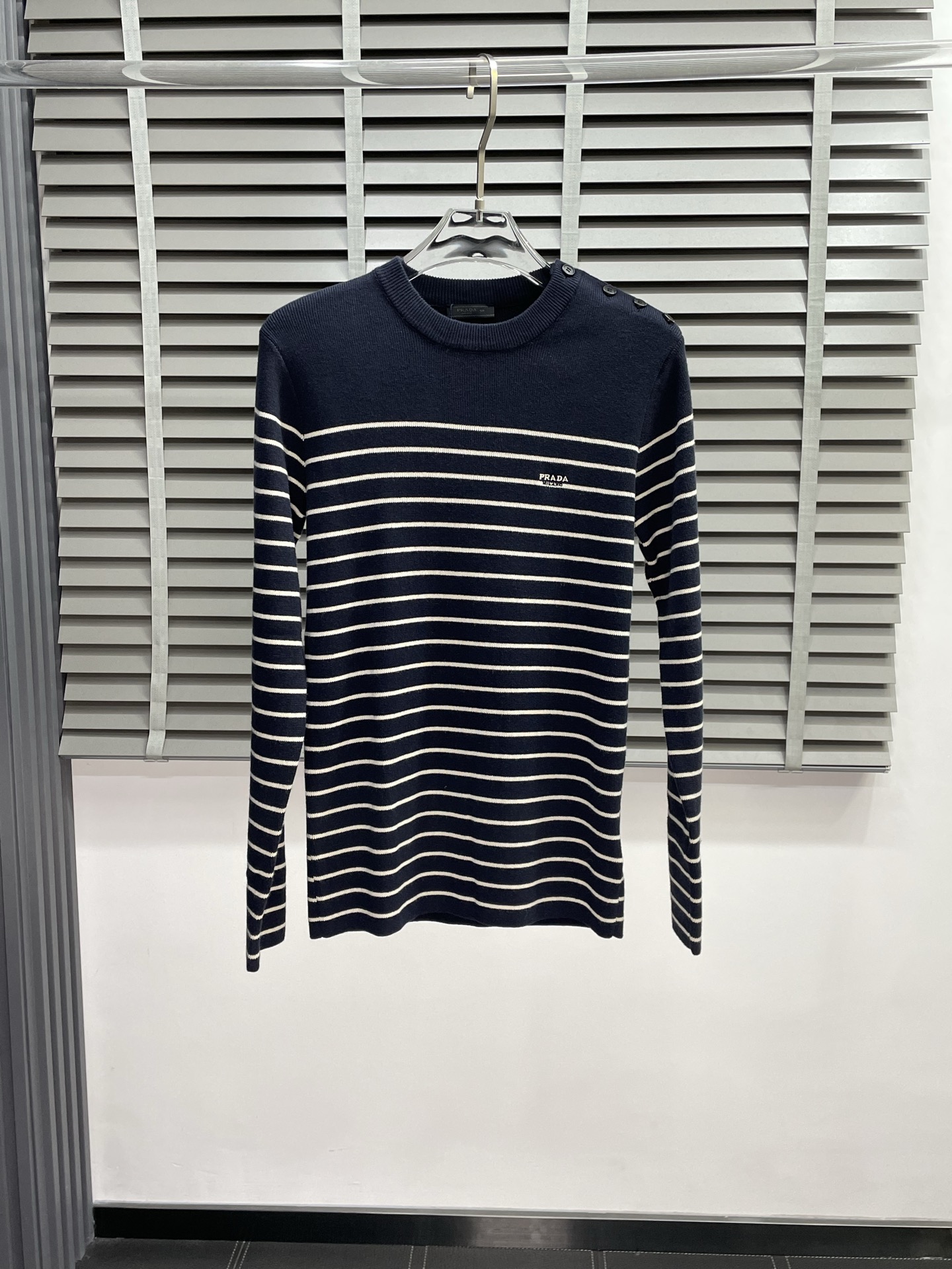 NO:531380,.Prada exclusively offers the latest fashionable pullover sweaters, striped embroidered logo sweaters, classic design and superb quality of jackets that are not picky about quality control, and you can buy them directly, which is not to be mistaken for high-end products! Through the detailed pictures, you can feel its powerful aura, and the warm-concentration effect is significant, so you don’t have to worry about the chill at all! It is both fashionable and functional, and the whole style looks more luxurious and elegant! Size M-2XL, prada, prada, jackets & coats, sweaters, alexander wang19860909.Prada普拉达独家专供最新时尚套头毛衣 条纹刺绣logo毛衣 经典设计感与颜值爆棚的外套品质更是无法挑剔品控可以直接入手,不容过错的高端臻品！通过细节图片便可感受到它强悍的气场,聚温保暖效果显著,完全不用担心会有一点寒意！时尚与功能性兼备,整款显得更加的奢华大气！ 尺码M-2XL,,prada,prada,jackets & coats,sweaters,alexander wang,Men's clothing