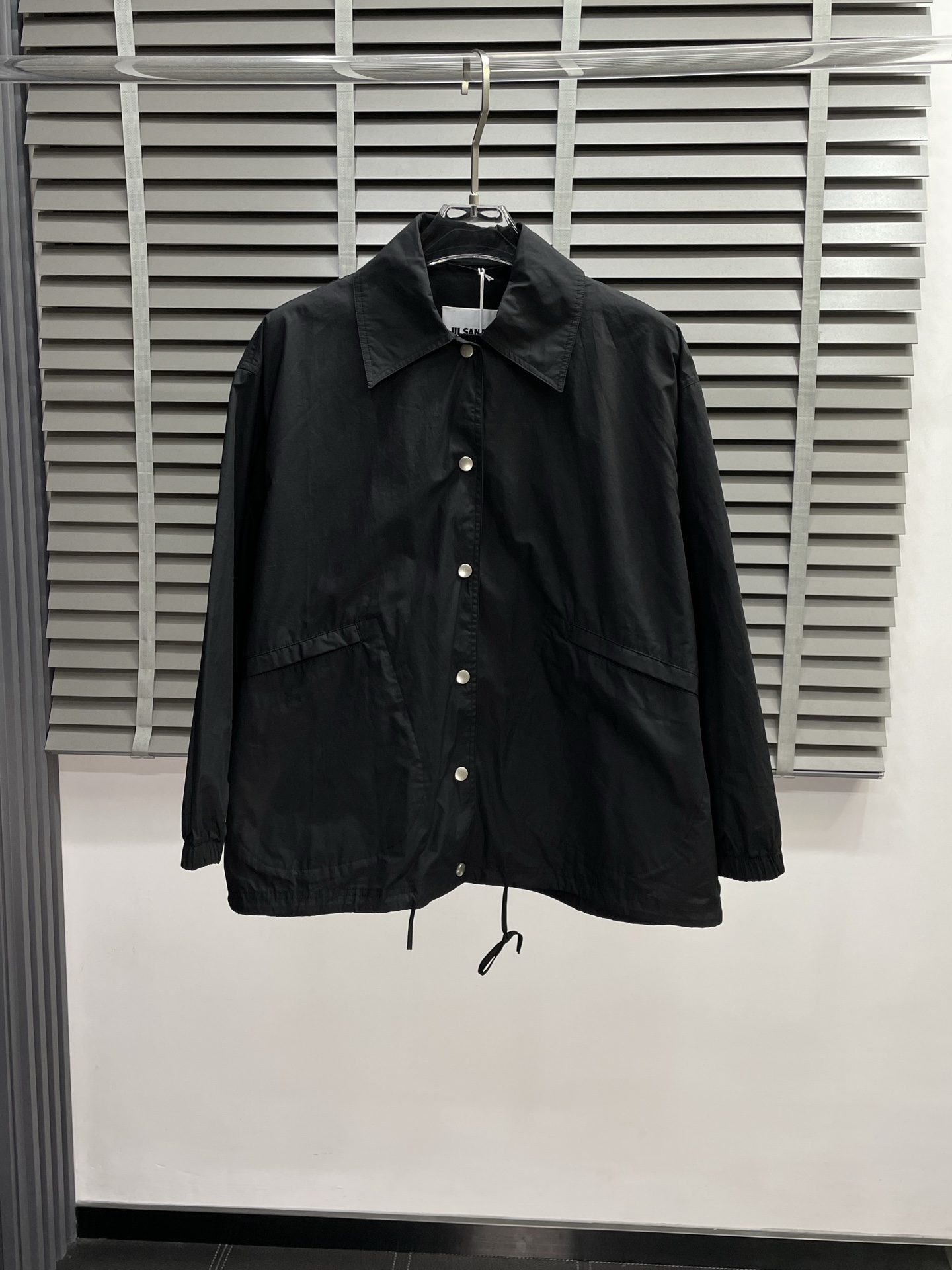 NO:531381,.JIL SANDER exclusively offers the latest and fashionable minimalist lapel jacket, back letter logo single-breasted jacket, classic design and appearance, celebrity jackets with the same quality that can be worn by men and women, and cannot be picked and quality control can be purchased directly, which is not to be mistaken for high-end products! Through the detailed pictures, you can feel its powerful aura, and the warm-concentration effect is significant, so you don’t have to worry about the chill at all! It is both fashionable and functional, and the whole style looks more luxurious and elegant! Size 32.34.36.38,,jil sander,jackets & coats,jackets & coats,alexander wang19860909.JIL SANDER独家专供最新时尚极简风翻领夹克 后背字母logo单排扣夹克 经典设计感与颜值爆棚的明星同款外套男女可穿品质更是无法挑剔品控可以直接入手,不容过错的高端臻品！通过细节图片便可感受到它强悍的气场,聚温保暖效果显著,完全不用担心会有一点寒意！时尚与功能性兼备,整款显得更加的奢华大气！ 尺码32.34.36.38,,jil sander,jackets & coats,jackets & coats,alexander wang,Men's clothing