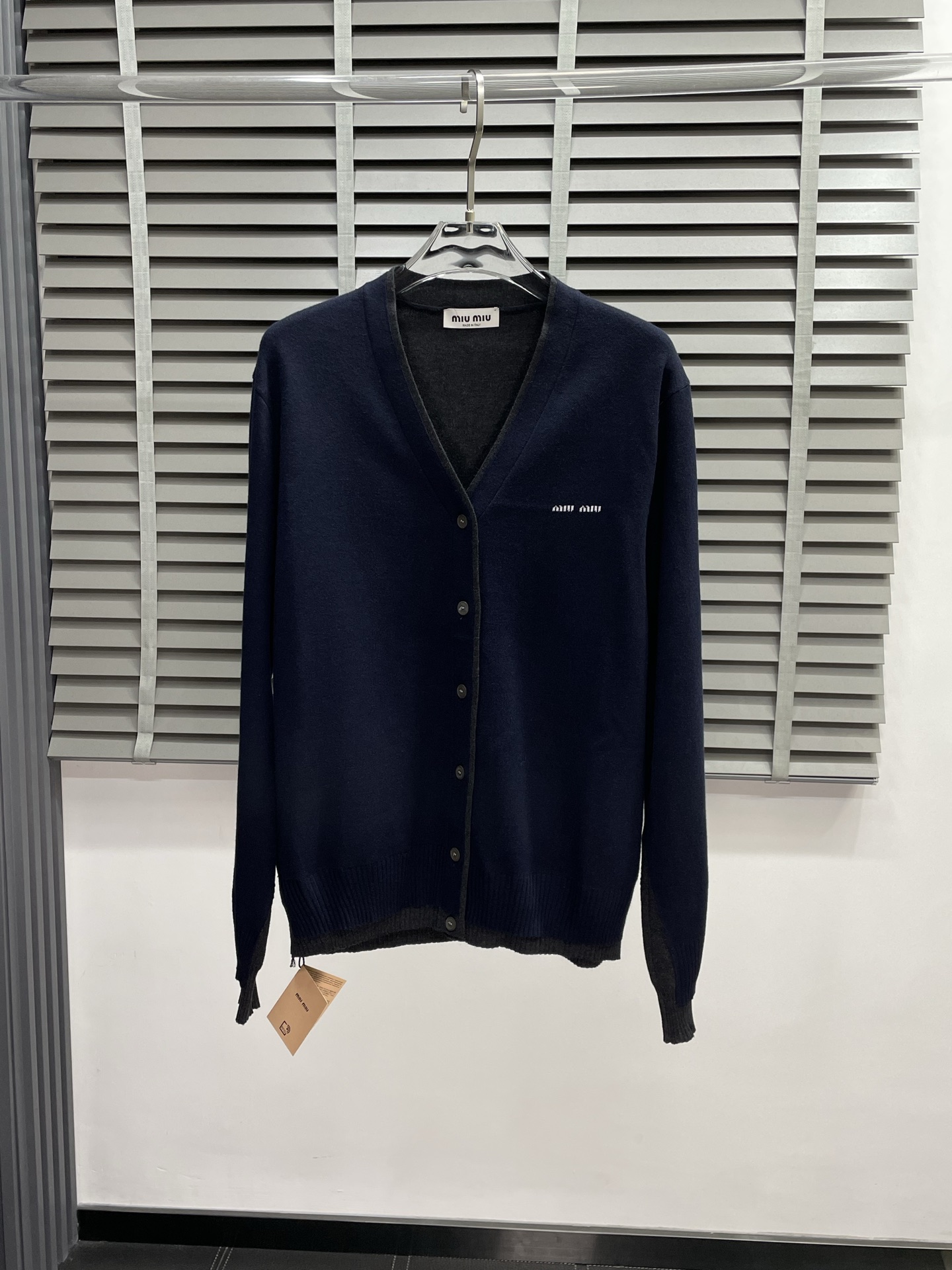 NO:531389,.MIUMIU Misunderstanding exclusively for the latest fashion sweaters, color-blocking letter logo single-breasted long-sleeved sweaters, classic design and super-looking celebrity jackets, wearable quality for men and women, and quality that cannot be picked and controlled can be purchased directly, which is not to be mistaken for high-end products! Through the detailed pictures, you can feel its powerful aura, and the warm-concentration effect is significant, so you don’t have to worry about the chill at all! It is both fashionable and functional, and the whole style looks more luxurious and elegant! Size 40.42.44.46, miumiu, jackets & coats, sweaters, alexander wang19860909.MIUMIU谬谬独家专供最新时尚毛衣 拼色字母logo单排扣长袖针织衫 经典设计感与颜值爆棚的明星同款外套男女可穿品质更是无法挑剔品控可以直接入手,不容过错的高端臻品！通过细节图片便可感受到它强悍的气场,聚温保暖效果显著,完全不用担心会有一点寒意！时尚与功能性兼备,整款显得更加的奢华大气！ 尺码40.42.44.46,,miumiu,jackets & coats,sweaters,alexander wang,Men's clothing