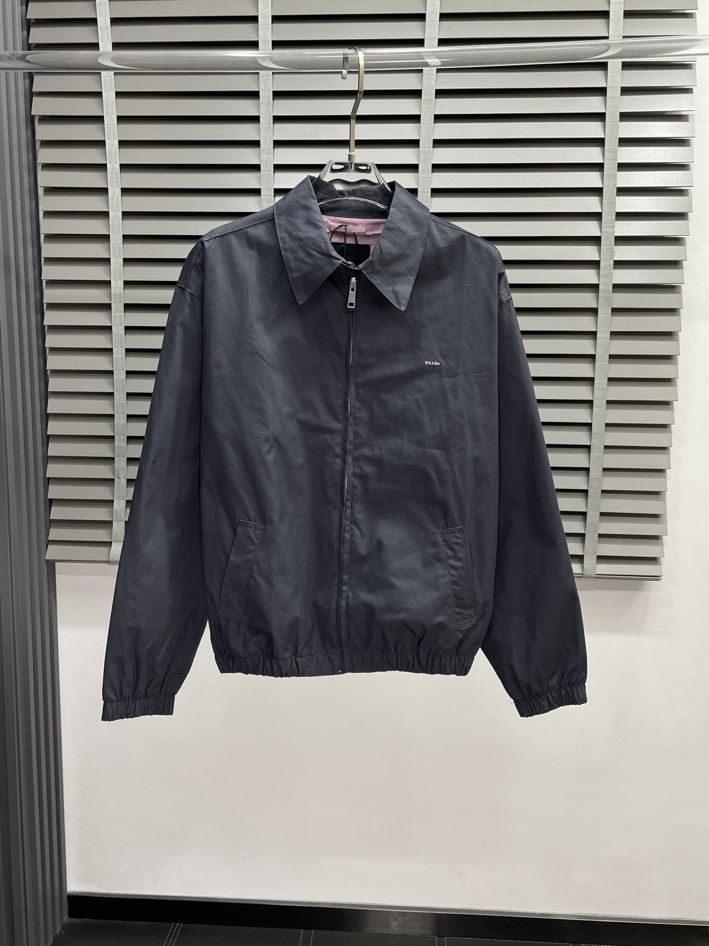 NO:531393,.Prada exclusively offers the latest fashionable jackets, letter logo embroidered jackets, classic design and superb quality of jackets that are not picky about quality control, and can be bought directly, which is not to be mistaken for high-end products! Through the detailed pictures, you can feel its powerful aura, and the warm-concentration effect is significant, so you don’t have to worry about the chill at all! It is both fashionable and functional, and the whole style looks more luxurious and elegant! Size S-XL, prada, prada, jackets & coats, jackets & coats, alexander wang19860909.Prada普拉达独家专供最新时尚夹克 字母logo刺绣夹克 经典设计感与颜值爆棚的外套品质更是无法挑剔品控可以直接入手,不容过错的高端臻品！通过细节图片便可感受到它强悍的气场,聚温保暖效果显著,完全不用担心会有一点寒意！时尚与功能性兼备,整款显得更加的奢华大气！ 尺码S-XL,,prada,prada,jackets & coats,jackets & coats,alexander wang,Men's clothing