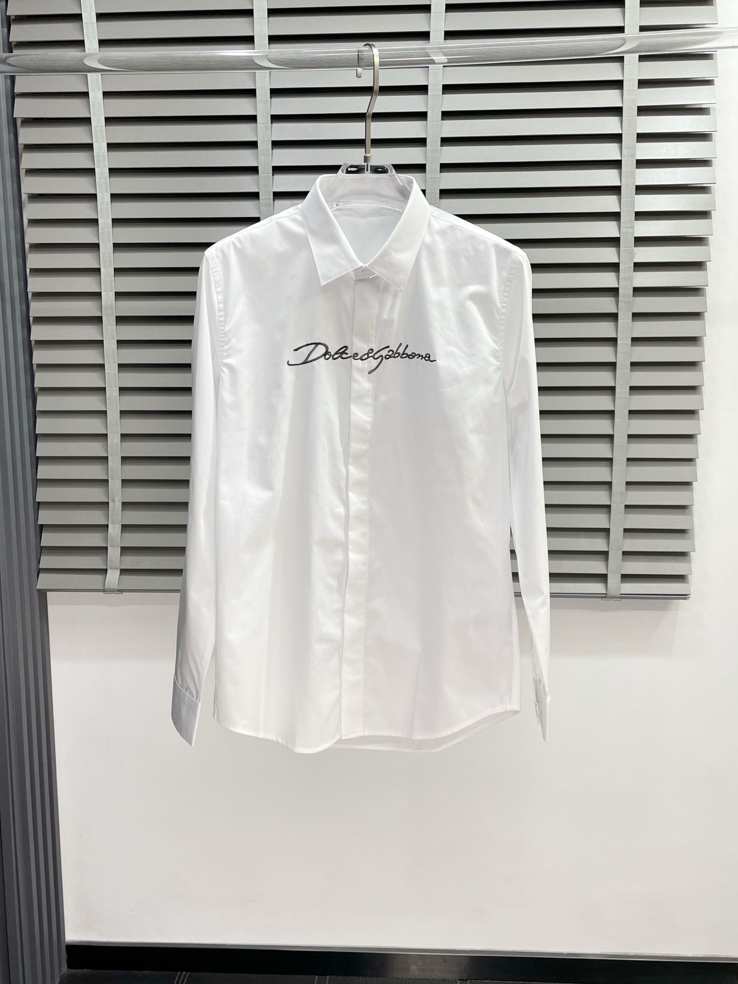 NO:531395,.Dolce & Gabbana exclusively offers new men's casual long-sleeved shirts. High-end customization. High-end version. Fashionable and versatile imported fabrics. Super soft and delicate touch. Comfortable skin-friendly and comfortable. High-end boutique. OEM is very good at making the upper body in fine factory. Must have men's essential items. Three standards are complete. Number of 38-43.,Dolce & Gabbana, Dolce & Gabbana, Shirts, alexander wang19860909.Dolce&Gabbana杜嘉班纳独家专供新款男士休闲长袖衬衫 高端定制 高端版本 时尚百搭爆款进口面料 手感超柔软细腻 穿着亲肤舒适 高端精品 代工厂精细做上身非常赞 男士必备单品 三标齐全 码数38-43,,Dolce&Gabbana,Dolce&Gabbana,shirts,alexander wang,Men's clothing