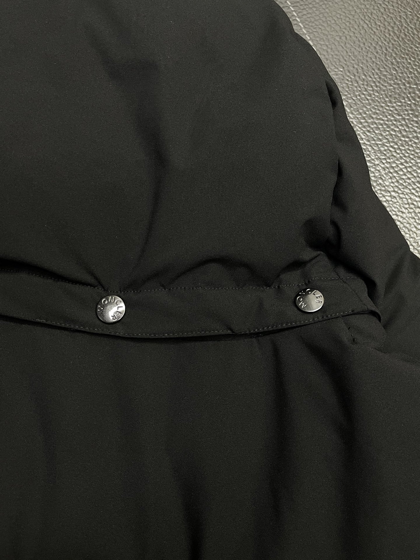 。羽绒服- Moncler蒙口💥独家专供秋冬新款经典羽绒服，连帽高领羽绒服 贸易公司渠道稀出，帽子按扣可