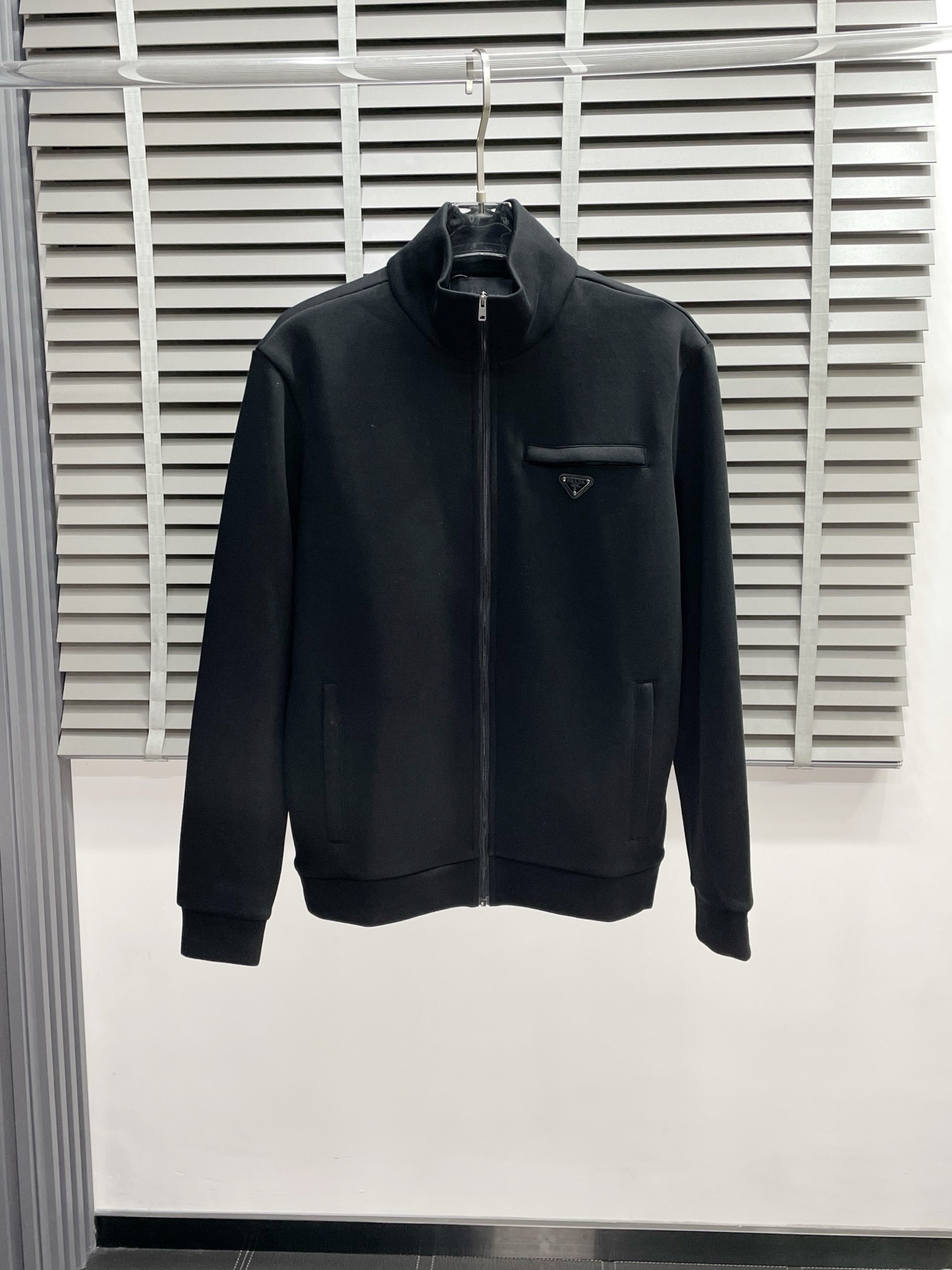 NO:571386,.Prada exclusively provides the latest fashionable jackets. Jackets with classic design and stunning appearance. The quality is impeccable and quality control allows you to buy it directly. It is a high-end product that cannot be faulted! You can feel its powerful aura through the detailed pictures. It has a remarkable effect of gathering heat and keeping warm, so you don’t have to worry about getting a little chilly! Both fashionable and functional, the whole style looks more luxurious! Size S-XL,,prada,prada,jackets & coats,jackets & coats,alexander wang19860909.Prada普拉达独家专供最新时尚夹克 经典设计感与颜值爆棚的外套,品质更是无法挑剔品控可以直接入手,不容过错的高端臻品！通过细节图片便可感受到它强悍的气场,聚温保暖效果显著,完全不用担心会有一点寒意！时尚与功能性兼备,整款显得更加的奢华大气！ 尺码S-XL,,prada,prada,jackets & coats,jackets & coats,alexander wang,Men's clothing