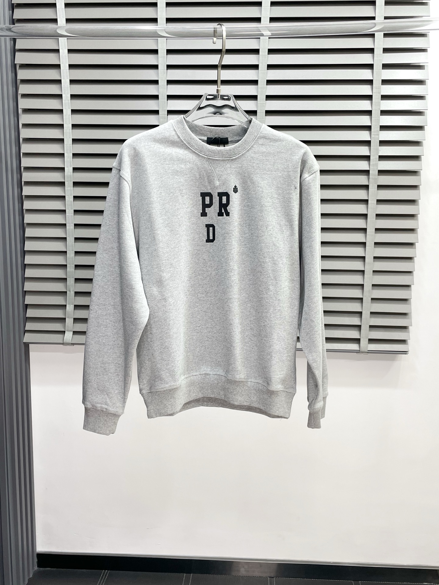 NO:571404,.Prada exclusively offers the latest fashionable sweatshirts, jackets with classic design and stunning looks. The quality is impeccable and quality control allows you to buy it directly. It is a high-end product that cannot be faulted! You can feel its powerful aura through the detailed pictures. It has a remarkable effect of gathering heat and keeping warm, so you don’t have to worry about getting a little chilly! Both fashionable and functional, the whole style looks more luxurious! Size S-XL,,prada,prada,hoodie,sweatshirts,jackets & coats,alexander wang19860909.Prada普拉达独家专供最新时尚卫衣 经典设计感与颜值爆棚的外套,品质更是无法挑剔品控可以直接入手,不容过错的高端臻品！通过细节图片便可感受到它强悍的气场,聚温保暖效果显著,完全不用担心会有一点寒意！时尚与功能性兼备,整款显得更加的奢华大气！ 尺码S-XL,,prada,prada,hoodie,sweatshirts,jackets & coats,alexander wang,Men's clothing