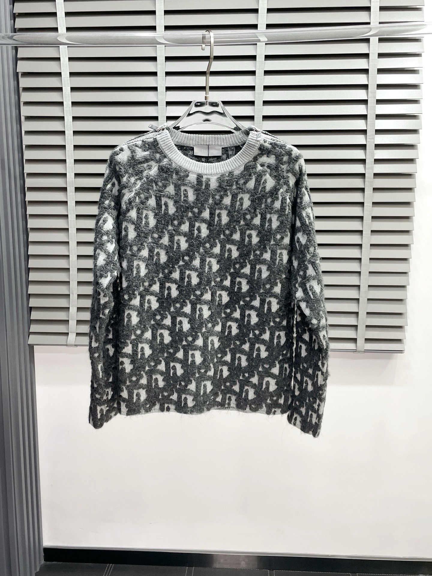 NO:571383,.Dior exclusively offers the latest fashionable zipper sweaters, jackets with classic design and stunning looks. The quality is impeccable and quality control allows you to buy it directly. It is a high-end product that cannot be faulted! You can feel its powerful aura through the detailed pictures. It has a remarkable effect of gathering heat and keeping warm, so you don’t have to worry about getting a little chilly! Both fashionable and functional, the whole style looks more luxurious! Size S-XL,,dior,dior,jackets & coats,sweaters,alexander wang19860909.Dior迪奥独家专供最新时尚拉链毛衣 经典设计感与颜值爆棚的外套,品质更是无法挑剔品控可以直接入手,不容过错的高端臻品！通过细节图片便可感受到它强悍的气场,聚温保暖效果显著,完全不用担心会有一点寒意！时尚与功能性兼备,整款显得更加的奢华大气！ 尺码S-XL,,dior,dior,jackets & coats,sweaters,alexander wang,Men's clothing