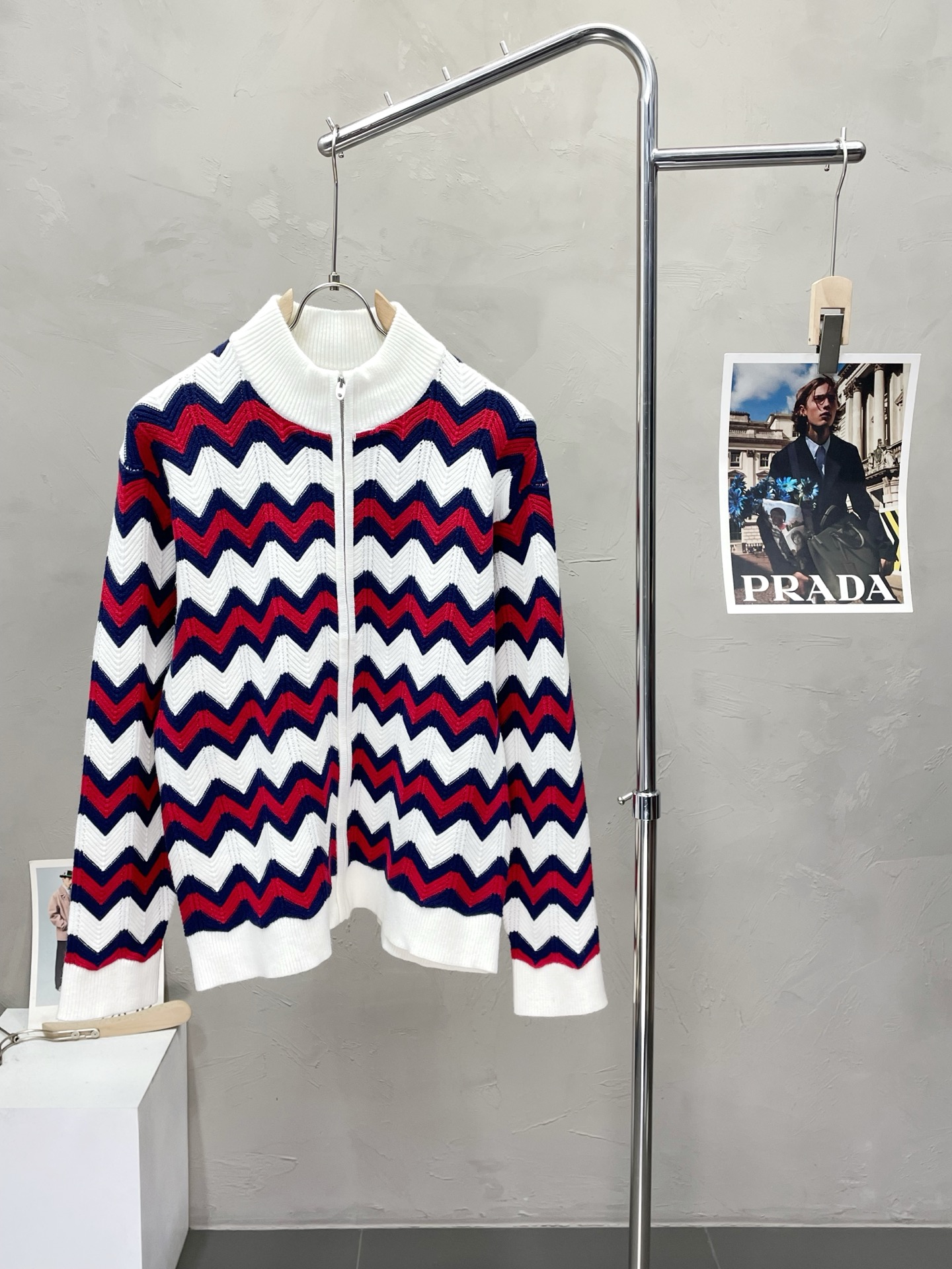 NO:568015,.Gucci Gucci exclusively supplies new autumn and winter original men's casual sweater jackets. High-end customization. High version. Fashionable and versatile original imported fabrics. Logo pattern design. Super soft and delicate feel. Skin-friendly and comfortable to wear. High-end boutique. The upper body is finely made by the factory. It is a must-have item for men. Three standards are complete. Sizes M-3XL,,gucci,gucci,jackets & coats,sweaters,alexander wang19860909.Gucci古驰独家专供秋冬新款原单男士休闲毛衣外套 高端定制 高版本 时尚百搭爆款原版进口面料 logo图案设计 手感超柔软细腻 穿着亲肤舒适 高端精品 代工厂精细做上身非常赞 男士必备单品 三标齐全 尺码M-3XL,,gucci,gucci,jackets & coats,sweaters,alexander wang,Men's clothing