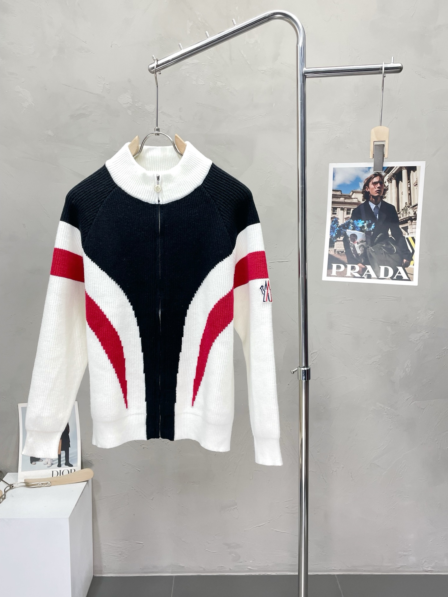 NO:567989,.Moncler Moncler exclusive exclusive for autumn and winter new original men's casual sweater jackets, high-end customization, high version, fashionable and versatile, original imported fabrics, logo pattern design, super soft and delicate to the touch, skin-friendly and comfortable to wear, high-end boutique, exquisite upper body made by the factory, very good, men's must-have items, three complete standards, sizes M-3XL,,Moncler,jackets & coats,sweaters,alexander wang19860909.Moncler蒙口独家专供秋冬新款原单男士休闲毛衣外套 高端定制 高版本 时尚百搭爆款原版进口面料 logo图案设计 手感超柔软细腻 穿着亲肤舒适 高端精品 代工厂精细做上身非常赞 男士必备单品 三标齐全 尺码M-3XL,,Moncler,jackets & coats,sweaters,alexander wang,Men's clothing