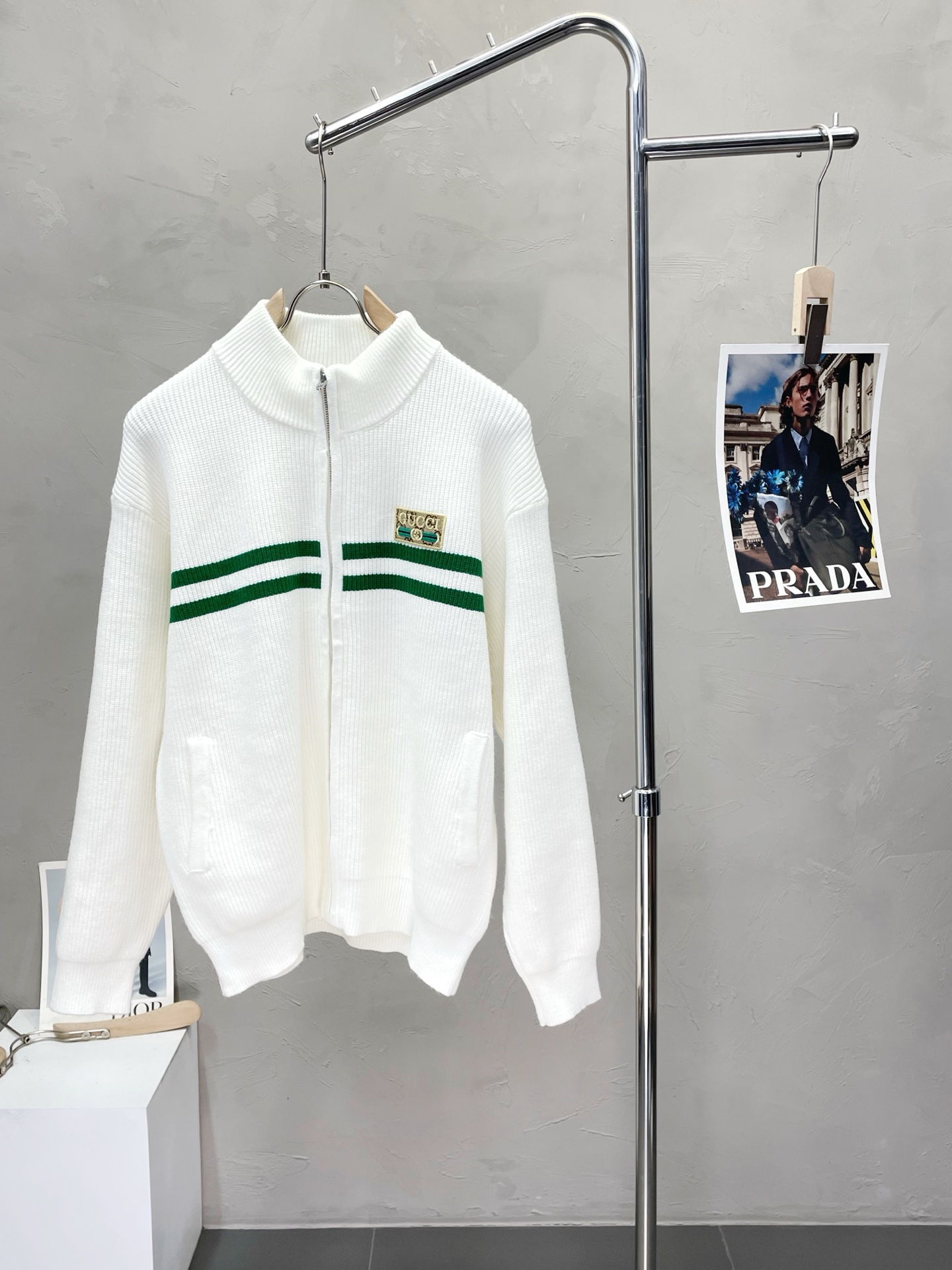 NO:567993,.Gucci Gucci exclusively supplies new autumn and winter original men's casual sweater jackets. High-end customization. High version. Fashionable and versatile original imported fabrics. Logo pattern design. Super soft and delicate feel. Skin-friendly and comfortable to wear. High-end boutique. The upper body is finely made by the factory. It is a must-have item for men. Three standards are complete. Sizes M-3XL,,gucci,gucci,jackets & coats,sweaters,alexander wang19860909.Gucci古驰独家专供秋冬新款原单男士休闲毛衣外套 高端定制 高版本 时尚百搭爆款原版进口面料 logo图案设计 手感超柔软细腻 穿着亲肤舒适 高端精品 代工厂精细做上身非常赞 男士必备单品 三标齐全 尺码M-3XL,,gucci,gucci,jackets & coats,sweaters,alexander wang,Men's clothing