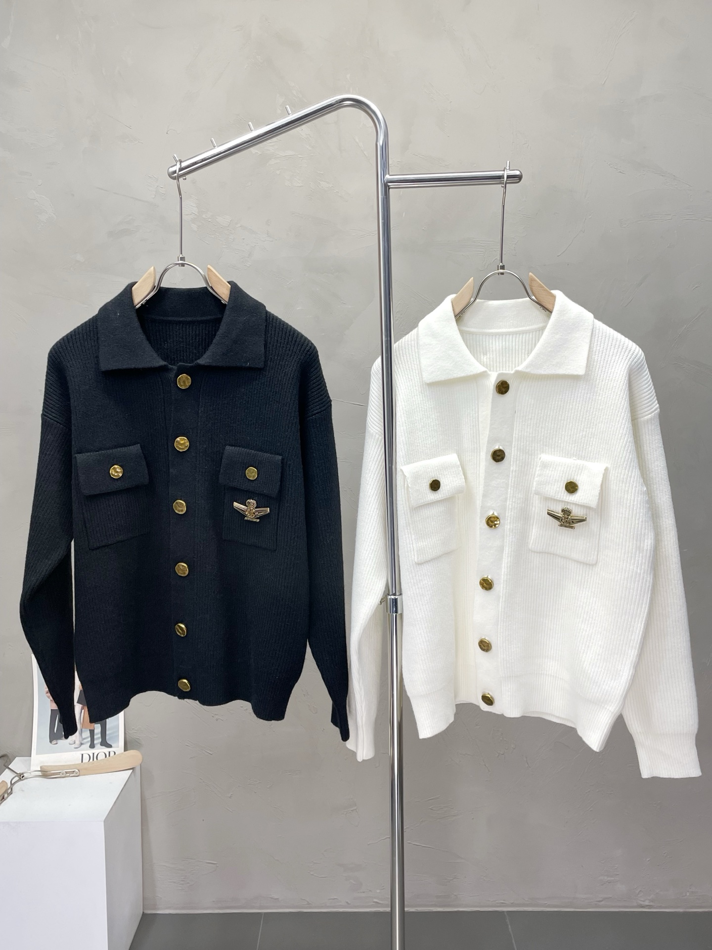 NO:567997,.Louis Vuitton Louis Vuitton exclusively provides autumn and winter new original men's casual sweater jackets. High-end customization. High version. Fashionable and versatile original imported fabrics. Logo pattern design. Super soft and delicate feel. Skin-friendly and comfortable to wear. High-end boutique. The upper body is exquisitely made by the factory. Men's essential items. Three standards are complete. Sizes M-3XL, louis vuitton, louis vuitton, jackets & coats, sweaters, alexander wang19860909.Louis Vuitton路易威登独家专供秋冬新款原单男士休闲毛衣外套 高端定制 高版本 时尚百搭爆款原版进口面料 logo图案设计 手感超柔软细腻 穿着亲肤舒适 高端精品 代工厂精细做上身非常赞 男士必备单品 三标齐全 尺码M-3XL,,louis vuitton,louis vuitton,jackets & coats,sweaters,alexander wang,Men's clothing