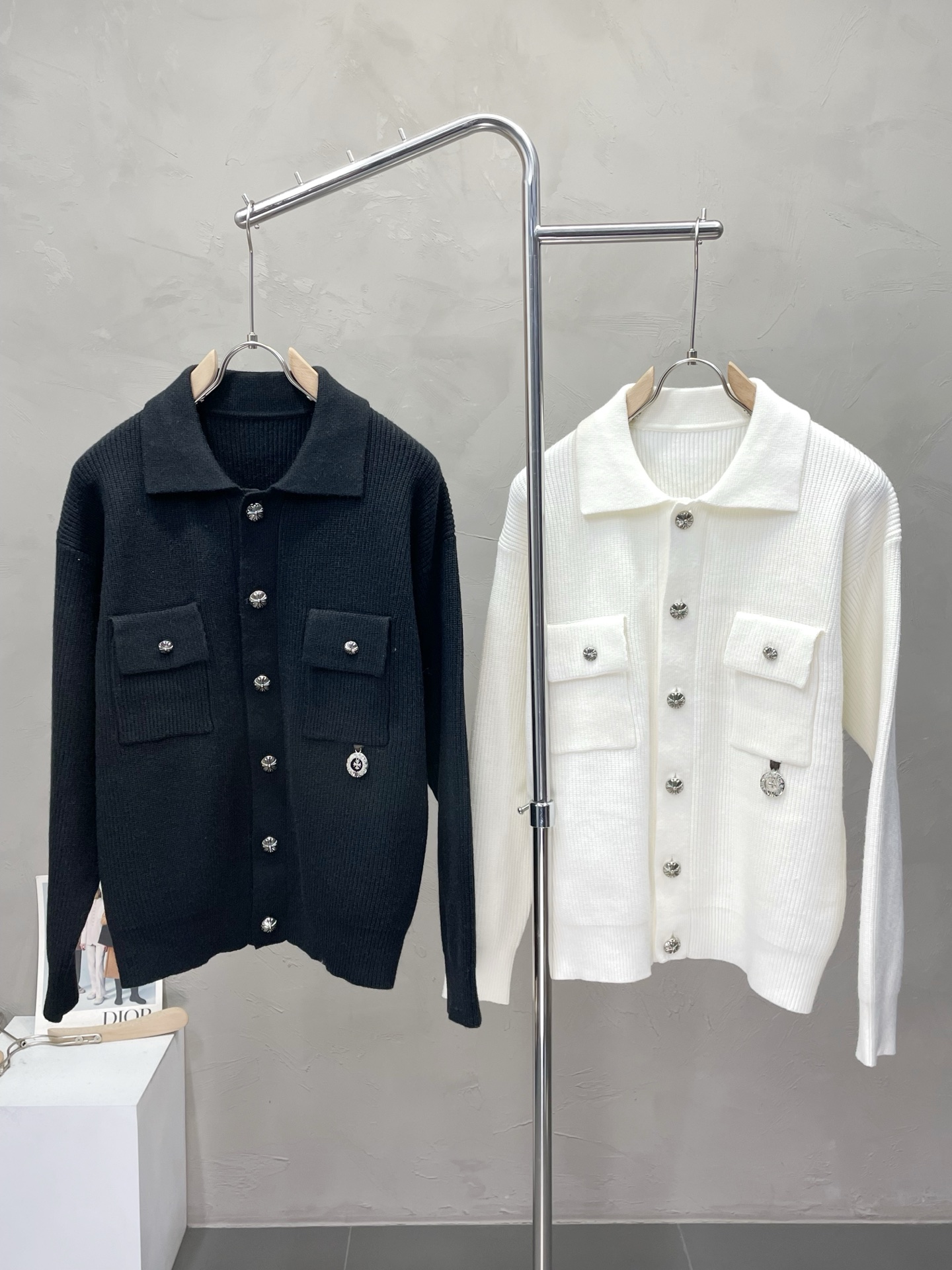 NO:567999,.Chrome hearts are exclusive for autumn and winter new original men's casual sweater jackets. High-end customization. High version. Fashionable and versatile original imported fabrics. Logo pattern design. Super soft and delicate feel. Skin-friendly and comfortable to wear. High-end boutique. The upper body is finely made by the factory. It is a must-have item for men. Three standards are complete. Sizes M-3XL,,chrome hearts,chrome hearts,jackets & coats,sweaters,alexander wang19860909.Chrome hearts克罗心独家专供秋冬新款原单男士休闲毛衣外套 高端定制 高版本 时尚百搭爆款原版进口面料 logo图案设计 手感超柔软细腻 穿着亲肤舒适 高端精品 代工厂精细做上身非常赞 男士必备单品 三标齐全 尺码M-3XL,,chrome hearts,chrome hearts,jackets & coats,sweaters,alexander wang,Men's clothing